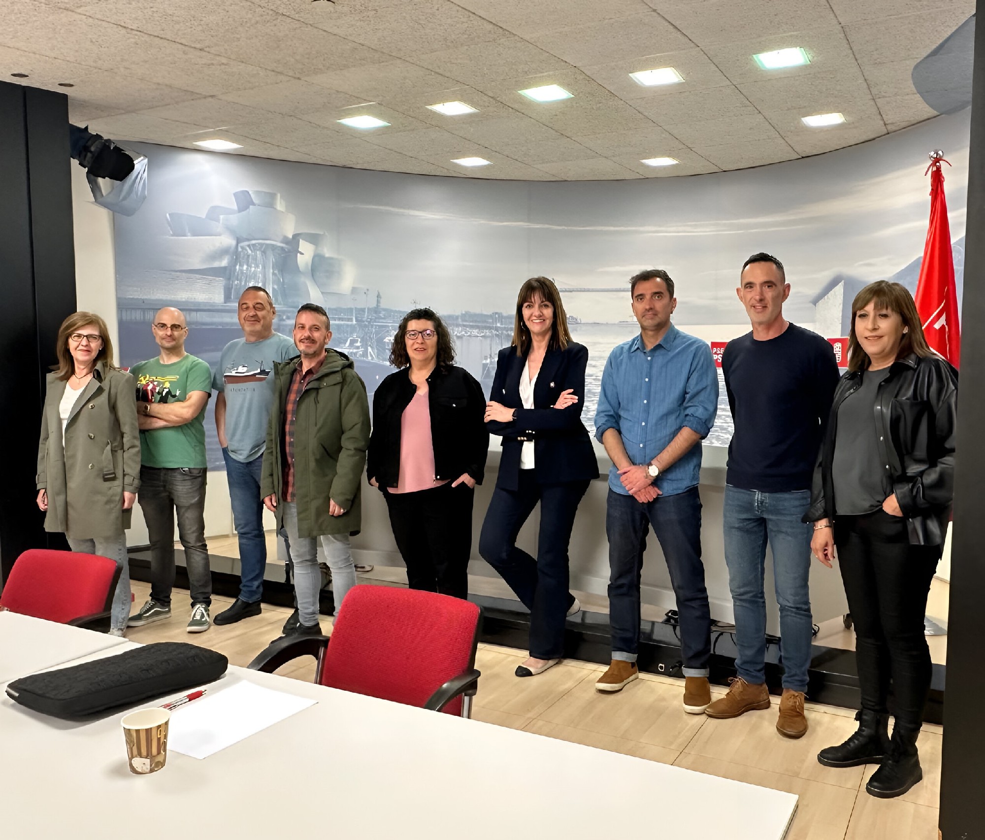 La candidata socialista vasca a las próximas elecciones europeas, Idoia Mendia, junto a la representación de Comisiones Obreras de Euskadi | Foto: Socialistas Vascos