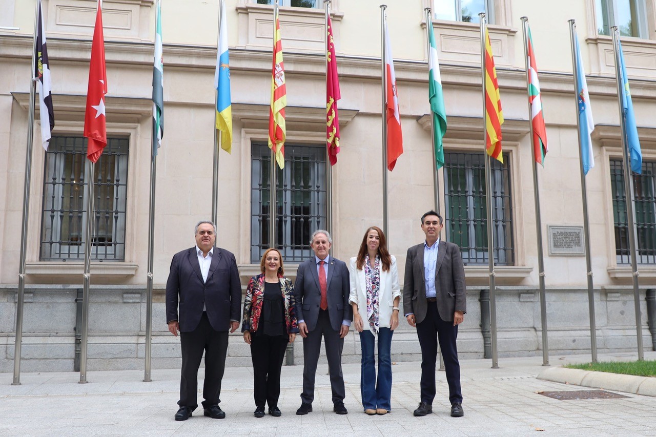 Las y los senadores socialistas vascos posando a las puertas del Senado en Madrid | Foto: Grupo P. Socialista Senado 