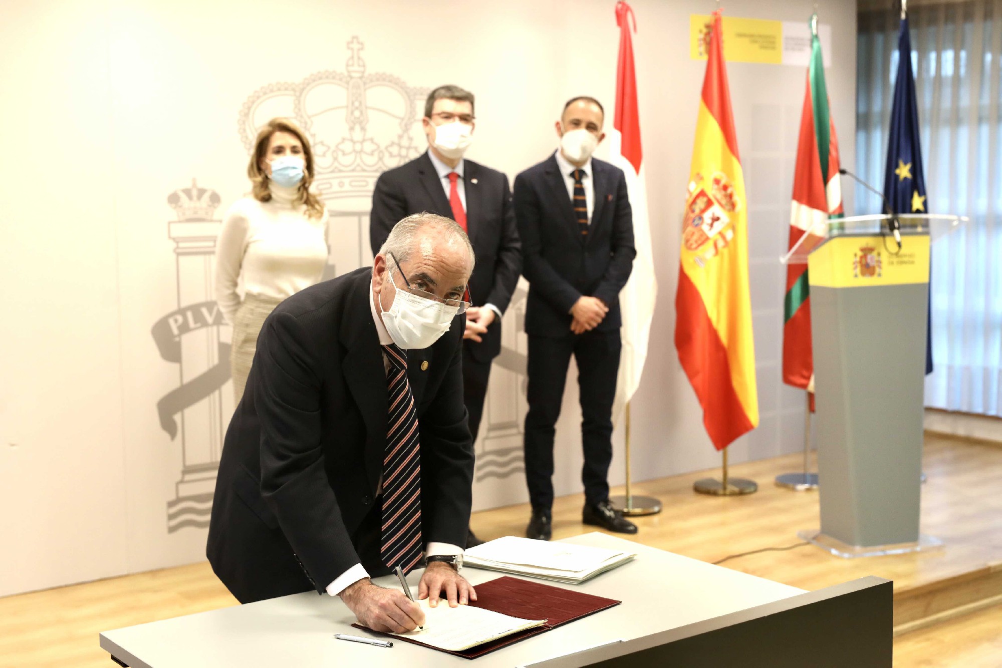 El consejero socialista Iñaki Arriola firmando uno de los protocolos para acelerar el impuslo del Tren de Alta Velocidad en su integración  en Bilbao y Vitoria-Gasteiz | Foto: Irekia