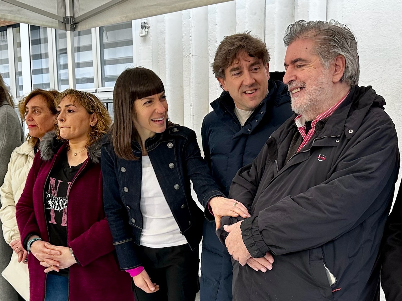 El Secretario General del PSE-EE, Eneko Andueza, junto a Jes&uacute;s Eguiguren y familiares de Isa&iacute;as Carrasco en el homenaje realizado en Mondrag&oacute;n por el 18&ordm; aniversario de su asesinato | Foto: Socialistas Vascos 