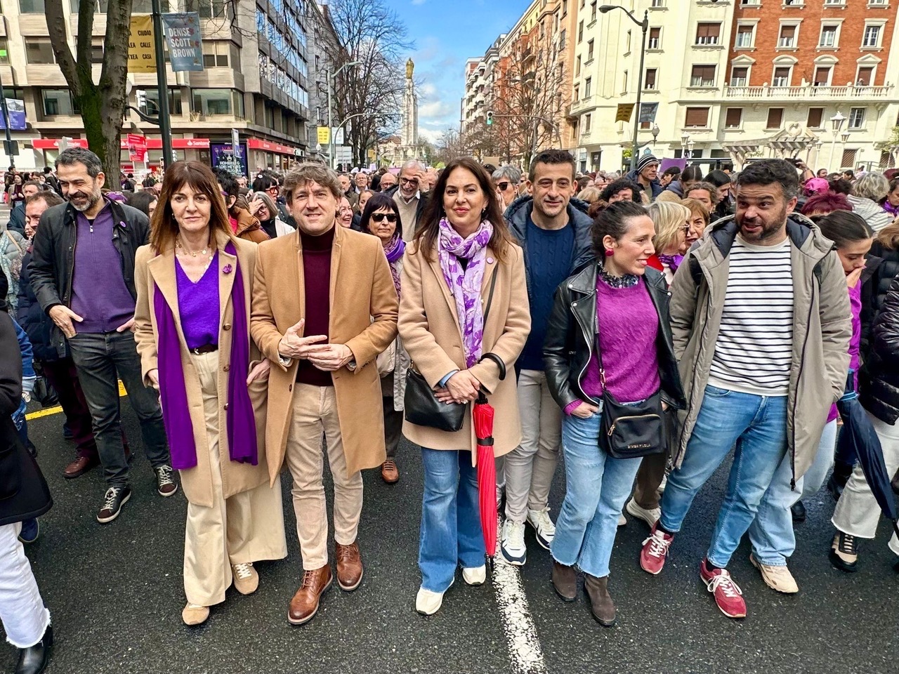 El Secretario General del PSE-EE, Eneko Andueza, junto a cargos org&aacute;nicos e institucionales, militantes y simpatizantes socialistas en la manifestaci&oacute;n del 8M en Bilbao | Foto: Socialistas Vascos