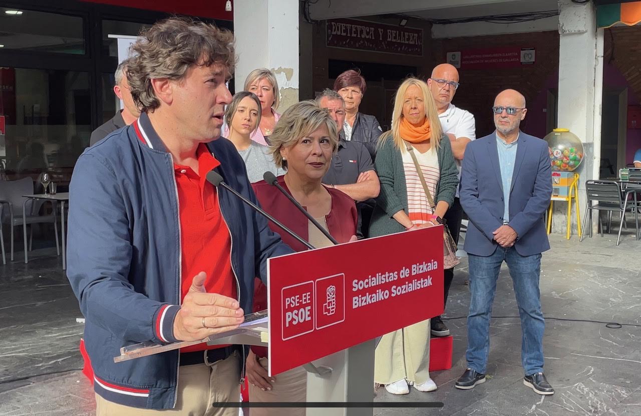 El Secretario General del PSE-EE, Eneko Andueza, junto a la candidata a la Alcaldía de Abanto-Zierbena, Maitana Martínez Goiri | Foto: Socialistas Vascos
