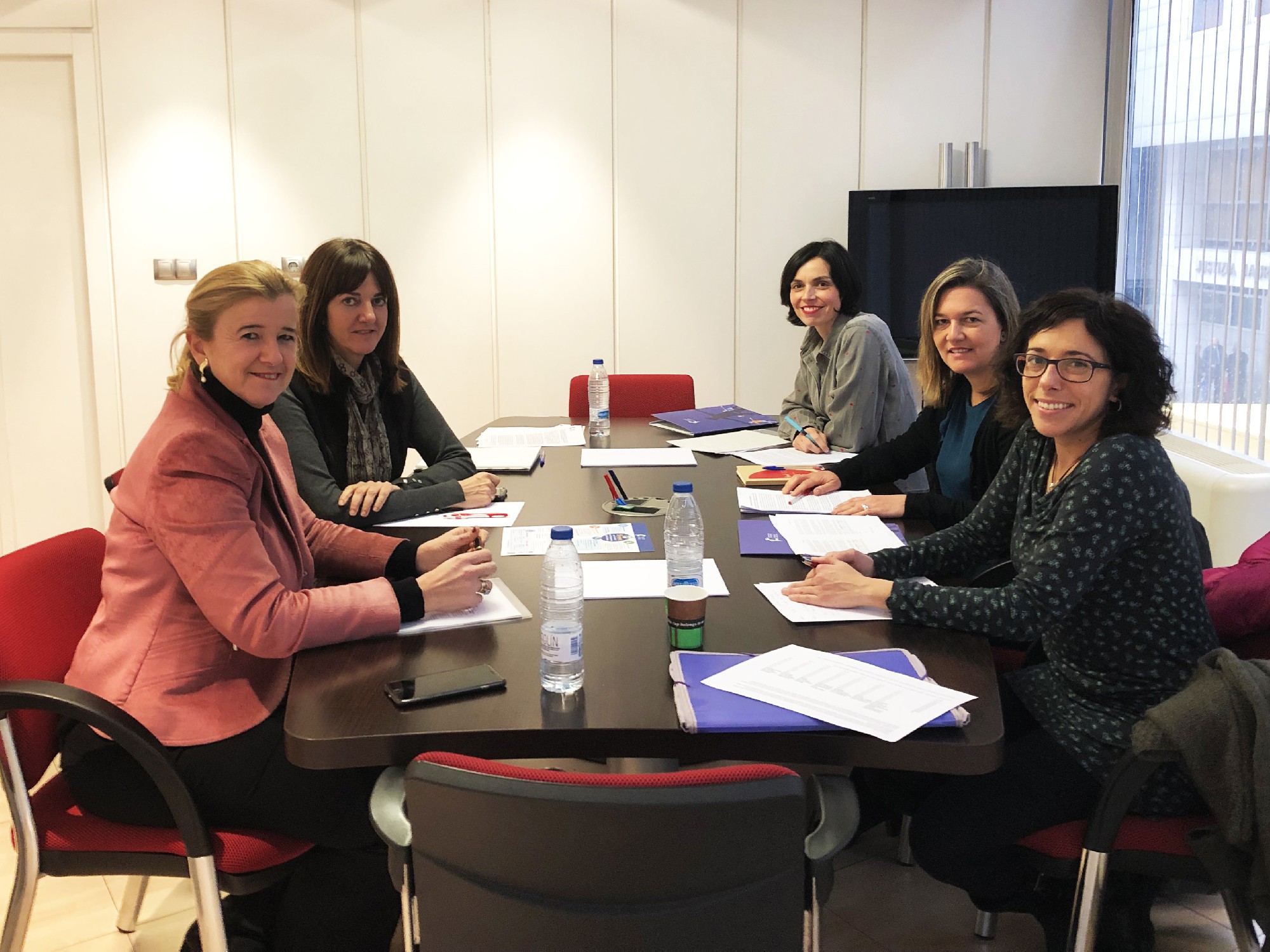 La Secretaria General del PSE-EE, Idoia Mendia, y Secretaria de &Aacute;rea de Movimientos Sociales, Gesti&oacute;n de la Diversidad e Igualdad, Teresa Laespada se han reunido esta ma&ntilde;ana con una delegaci&oacute;n de la Coordinadora de ONGD de Euskadi, encabezada por su presidenta, Sof&iacute;a Marroqu&iacute;n, la responsable de Incidencia Social y Pol&iacute;tica, Natalia Rodr&iacute;guez e Irene Molero |Foto: Socialistas Vascos.