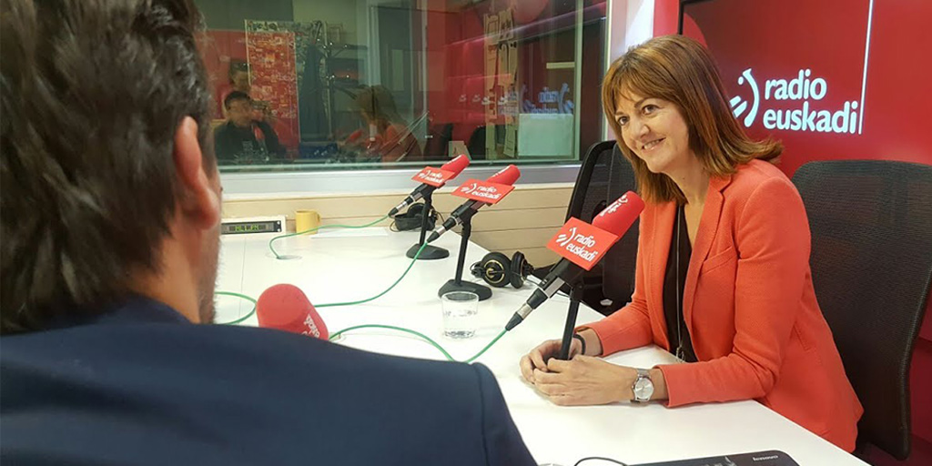 Idoia Mendia, en una entrevista en el programa de Radio Euskadi "Boulevard". Foto | Socialistas Vascos