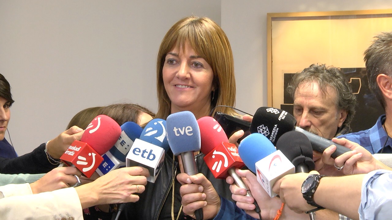 Idoia Mendia atiende a los medios de comunicaci&oacute;n en el Parlamento Vasco | FOTO : Socialistas Vascos