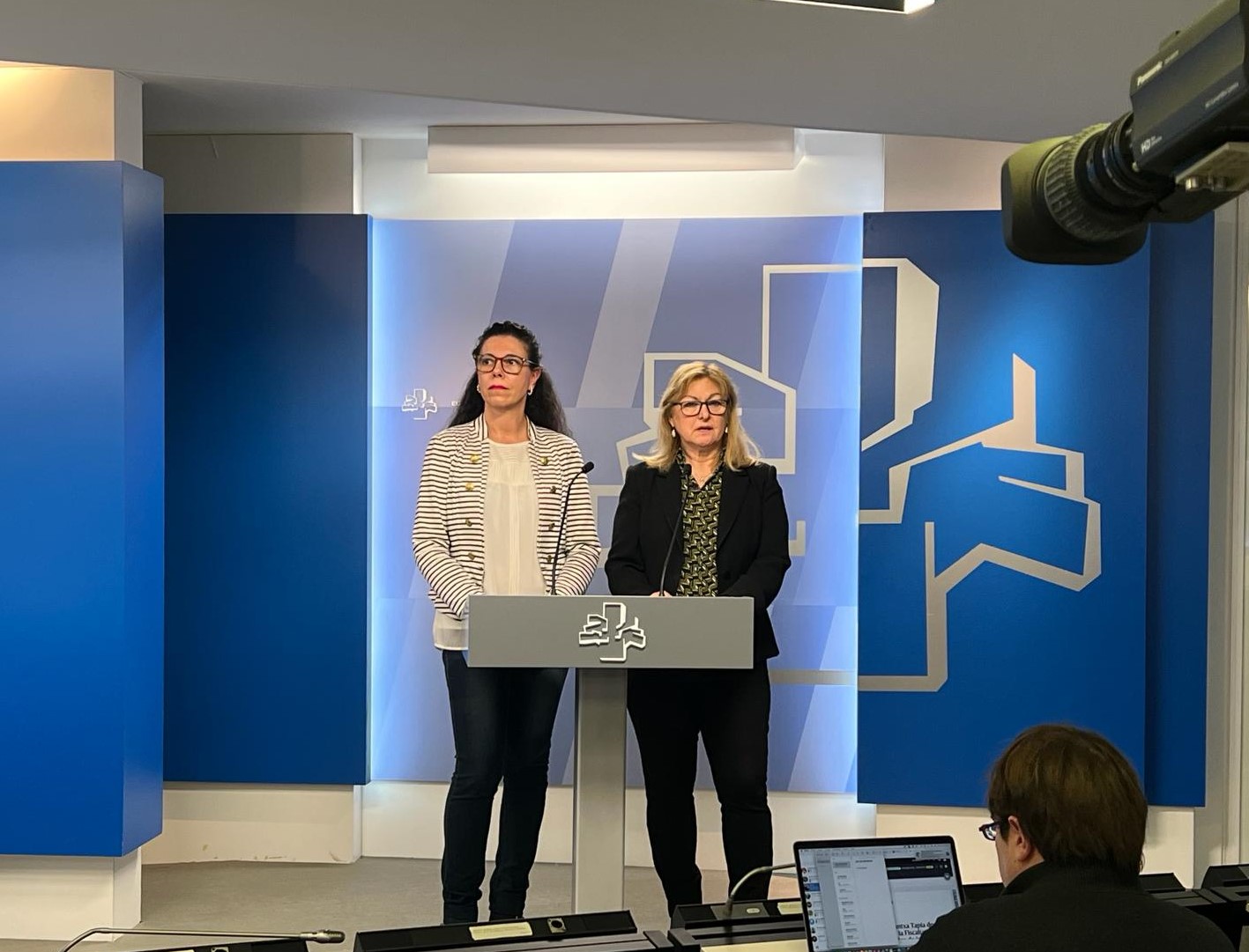 La parlamentaria Gloria Sánchez explica en rueda de prensa el contenido de la Ley de Infancia y Adolescencia.