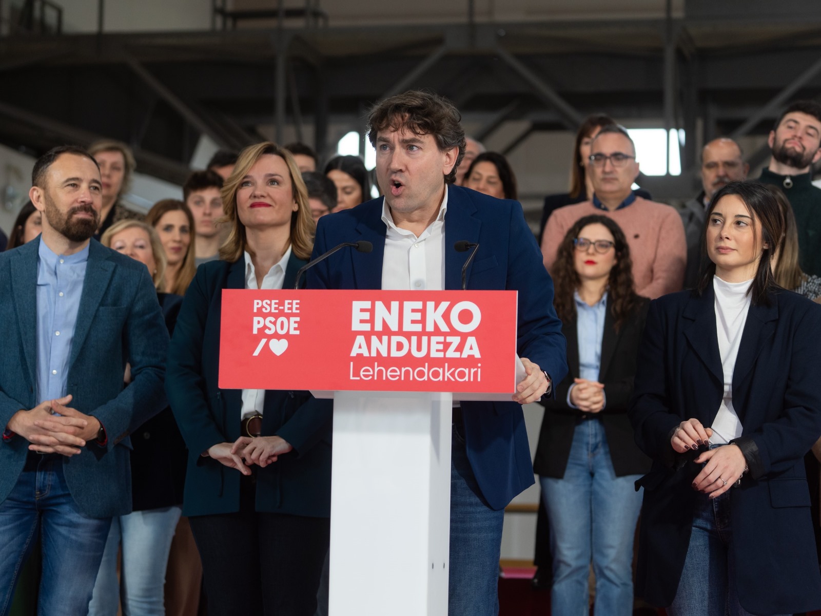 El Secretario General del PSE-EE, Eneko Andueza, junto a los cabezas de lista del PSE-EE por Gipuzkoa y Álava para las elecciones del 21A, Denis Itxaso y Aroa Jilete, y la ministra de Educación, Formación Profesional y Deportes, y portavoz del Gobierno de España, Pilar Alegría | Foto: Socialistas Vascos