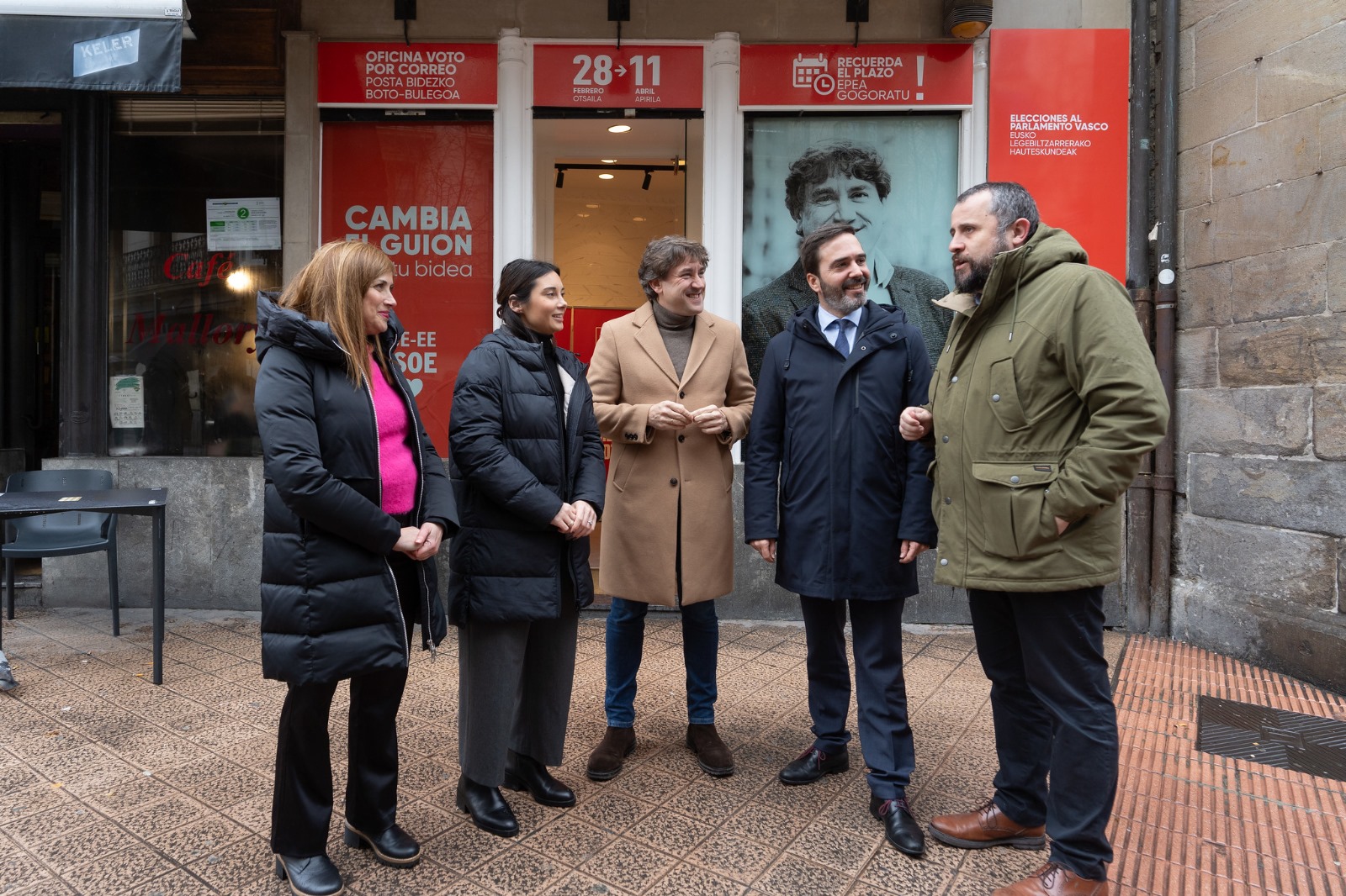 El Secretario General del PSE-EE, Eneko Andueza, junto a la parlamentaria María Jesús San José, la cabeza de lista del PSE-EE por Álava al Parlamento Vasco, Aroa Jilete, el consejero de Turismo, Comercio y Consumo, Javier Hurtado, y el parlamentario Alberto Alonso | Foto: Socialistas Vascos