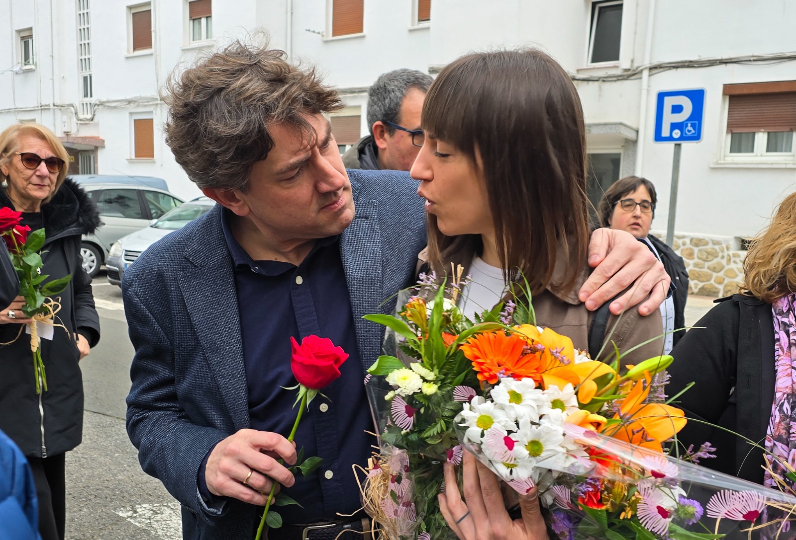 El Secretario General del PSE-EE, Eneko Andueza, junto a Sandra Carrasco, en el homenaje a Isaías Carrasco celebrado en Mondragón | Foto: Socialistas Vascos