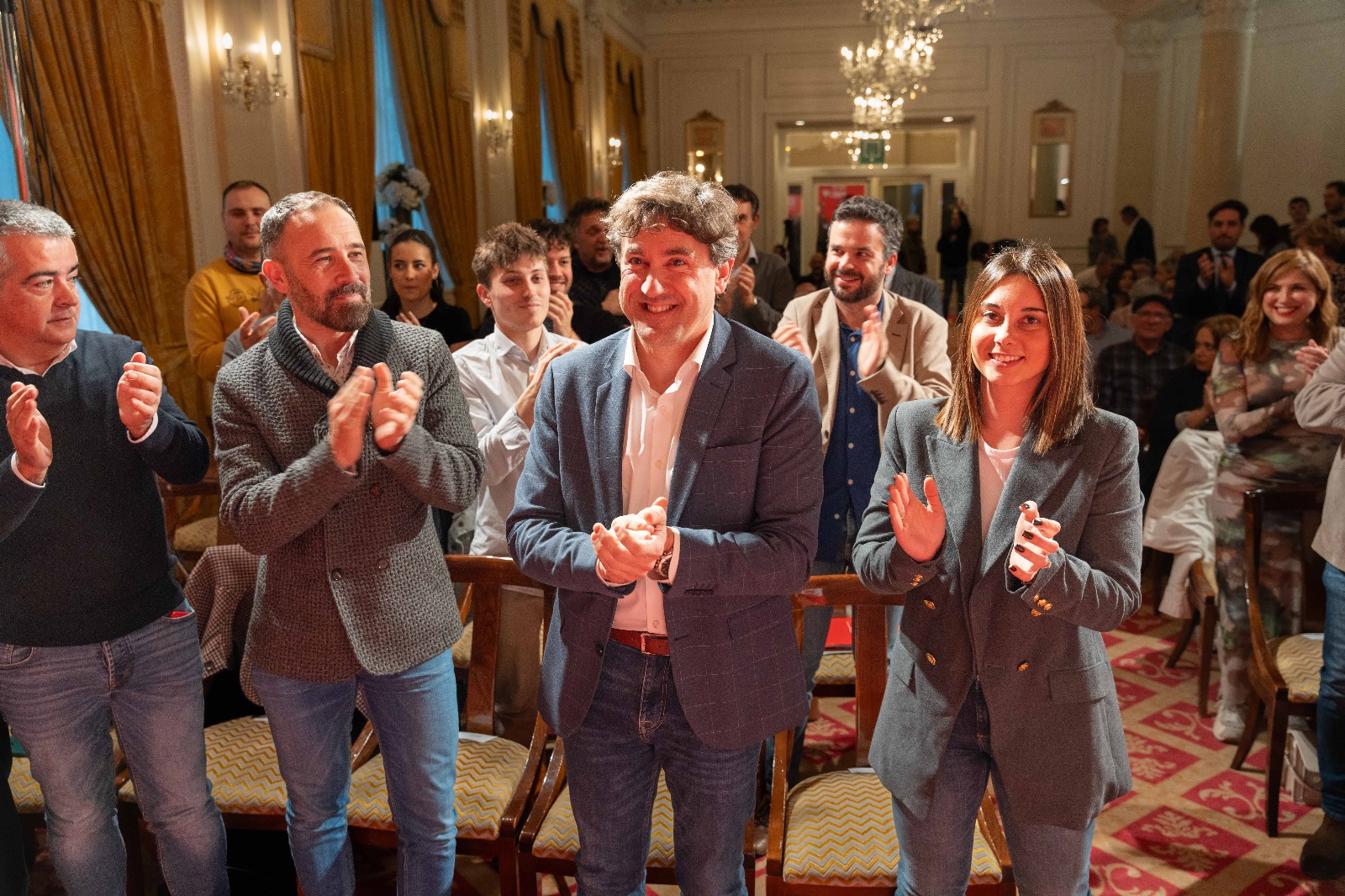 El Secretario General del PSE-EE, Eneko Andueza, junto a los cabezas de lista al Parlamento Vasco por Álava y Gipuzkoa, Aroa Jilete y Denis Itxaso, durante el Comité Nacional extraordinario | Foto: Socialistas Vascos