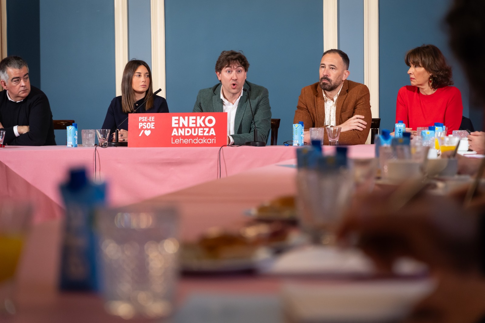 El Secretario General del PSE-EE, Eneko Andueza, acompañado por los cabezas de lista por Álava y Gipuzkoa, Aroa Jilete y Denis Itxaso, por el secretario de Organización, Miguel Ángel Morales; la secretaria de Política Institucional, Begoña Gil, y el Secretario de Estudios y Programas, Pau Blasi | Foto: Socialistas Vascos