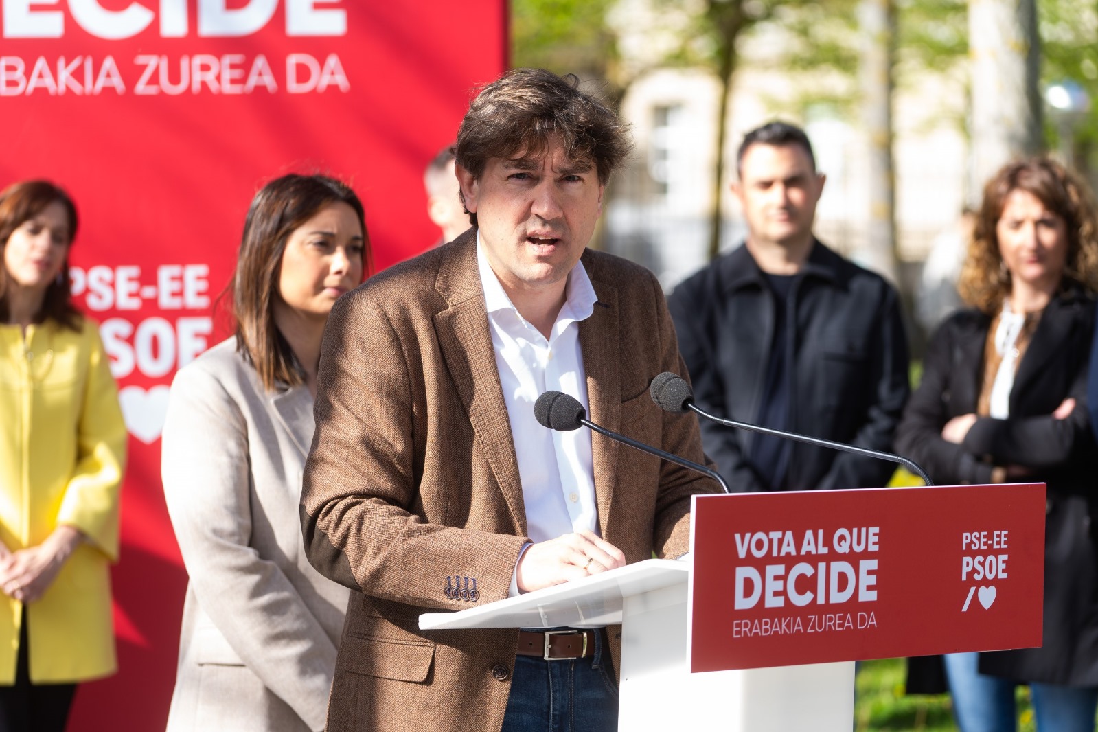 El Secretario General del PSE-EE, Eneko Andueza, junto a la cabeza de lista por Álava, Aroa Jilete, en el acto sobre educación celebrado en Vitoria-Gasteiz | Foto: Socialistas Vascos