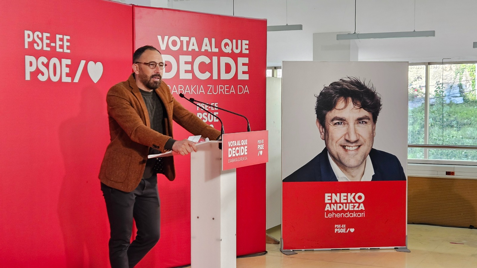 Denis Itxaso, durante el acto político en Errenteria. Foto: Socialistas Vascos