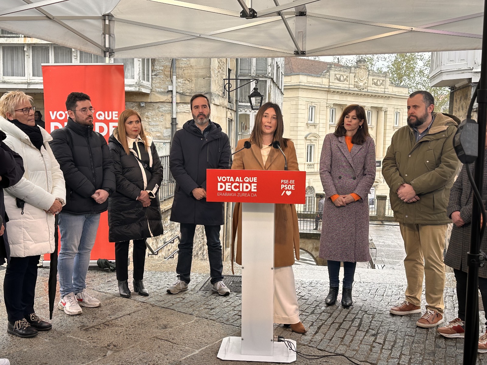 Aroa Jilete, en el acto de campaña junto a la alcaldesa de Vitoria, Maider Etxebarria. Foto: Socialistas Vascos