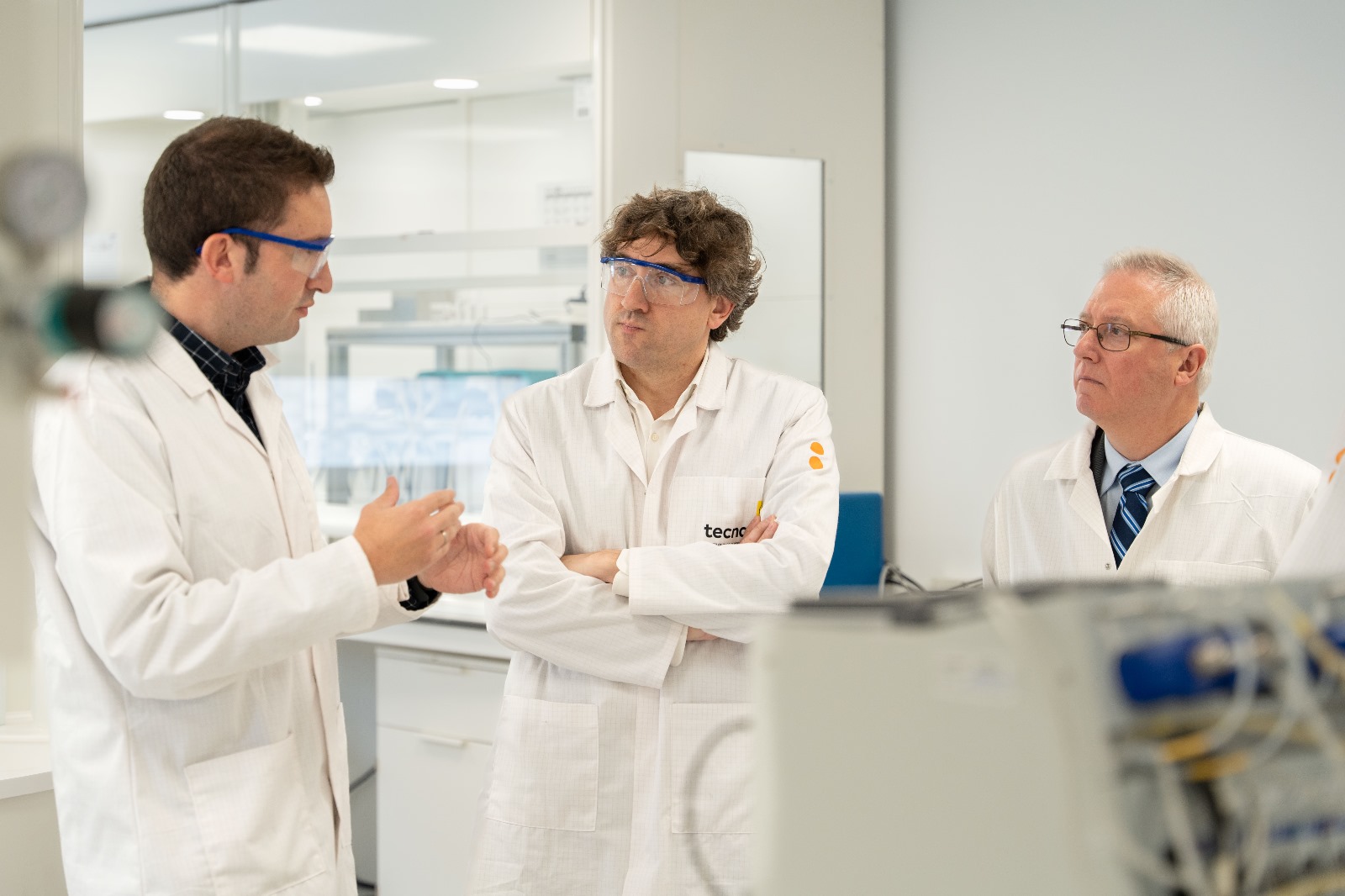 El Secretario General del PSE-EE, Eneko Andueza, junto al Diputado de Sostenibilidad de Gipuzkoa, José Ignacio Asensio, en las instalaciones de Tecnalia en San Sebastián | Foto: Socialistas Vascos