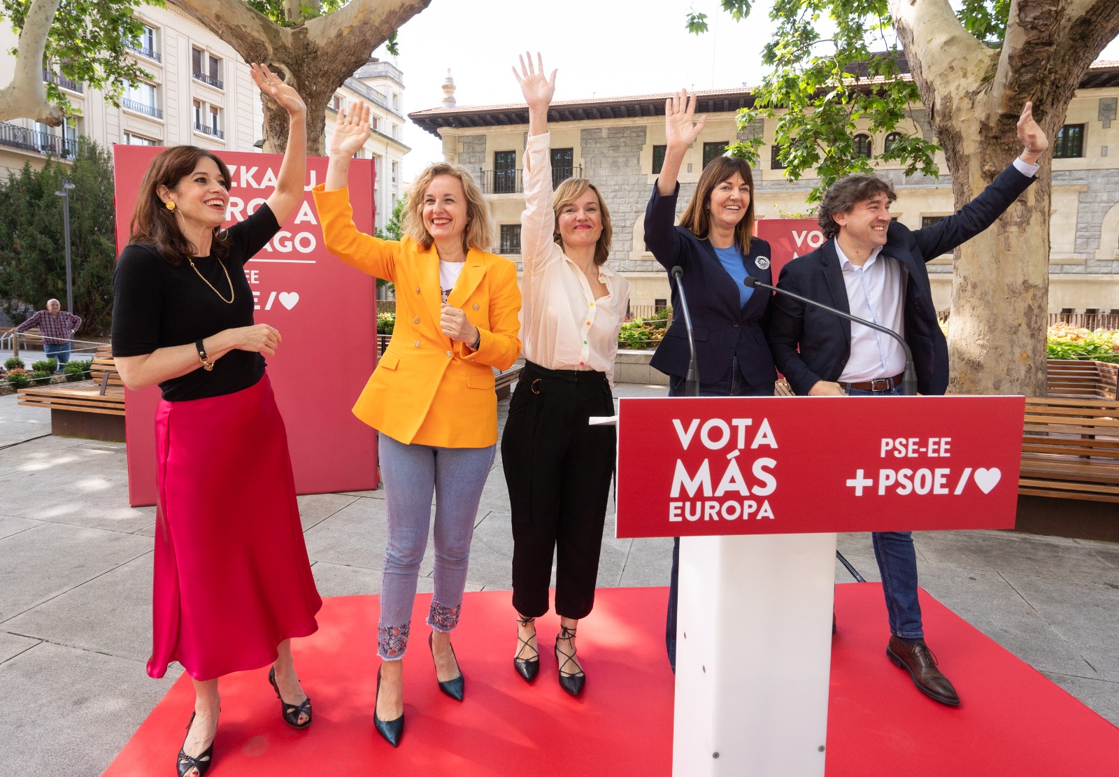 La candidata socialista vasca a las próximas elecciones europeas, Idoia Mendia, junto al Secretario General del PSE-EE, Eneko Andueza, la ministra de Educación, Pilar Alegría, la Secretaria General del PSE-EE de Álava, Cristina González, y la alcaldesa de Vitoria-Gateiz, Maider Etxebarria | Foto: Socialistas Vascos