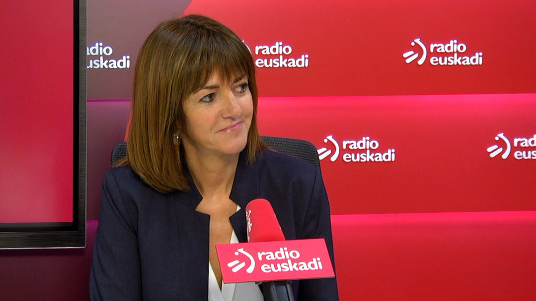 Idoia Mendia, en los estudios de "Boulevard" en Radio Euskadi. Foto | Socialistas Vascos.