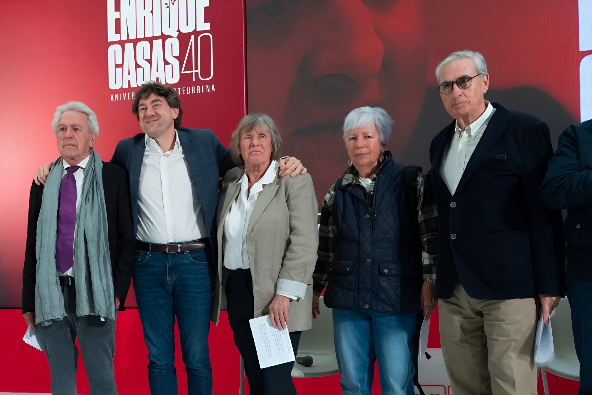 El Secretario General del PSE-EE, Eneko Andueza, junto a José Antonio Maturana, Bárbara Dührkop, viuda de Enrique Casas, Ana Miranda y Ramón Jáuregui | Foto: Socialistas Vascos