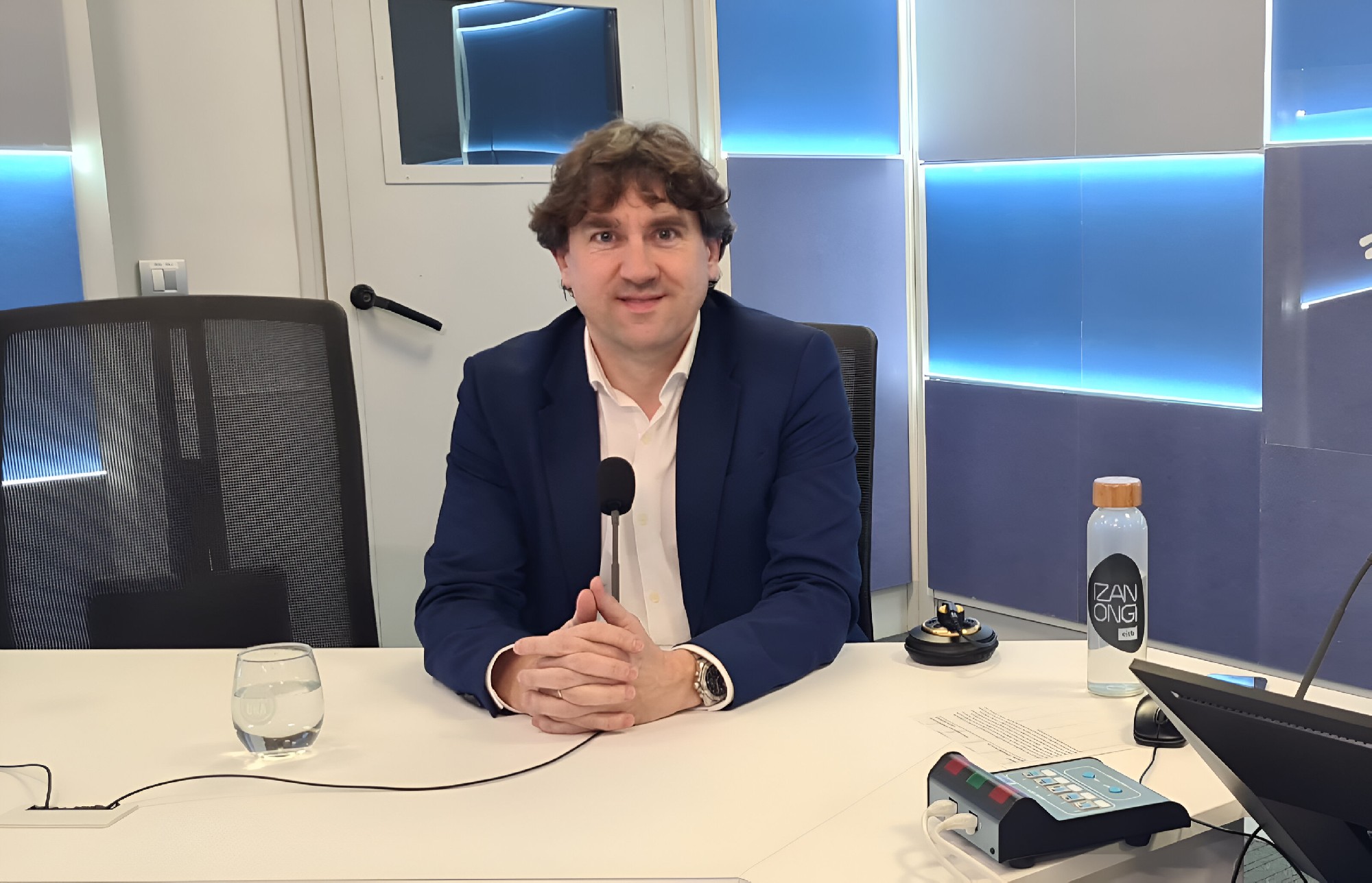 El Secretario General del PSE-EE, Eneko Andueza, durante la entrevista en Ganbara de Radio Euskadi | Foto: Socialistas Vascos