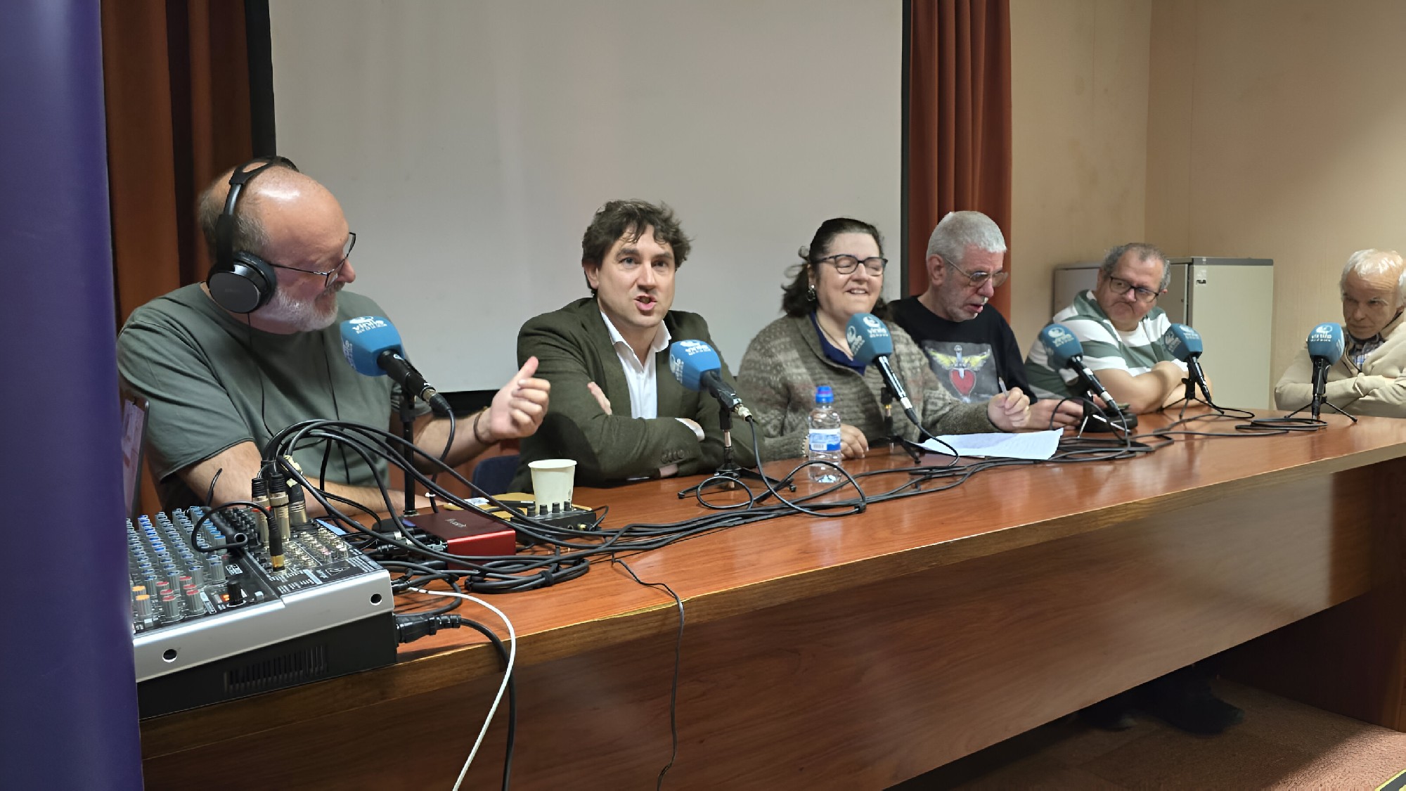 El Secretario General del PSE-EE, Eneko Andueza, durante la entrevista en Vinilo FM con los integrantes de Argia Fundazioa | Foto: Socialistas Vascos