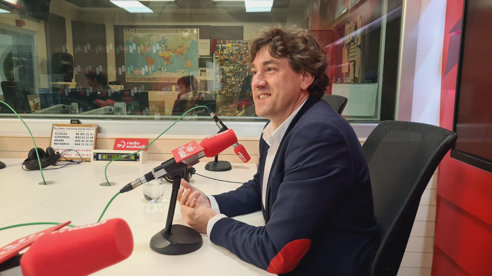 El Secretario General del PSE-EE, Eneko Andueza, durante la entrevista en Radio Euskadi | Foto: Socialistas Vascos