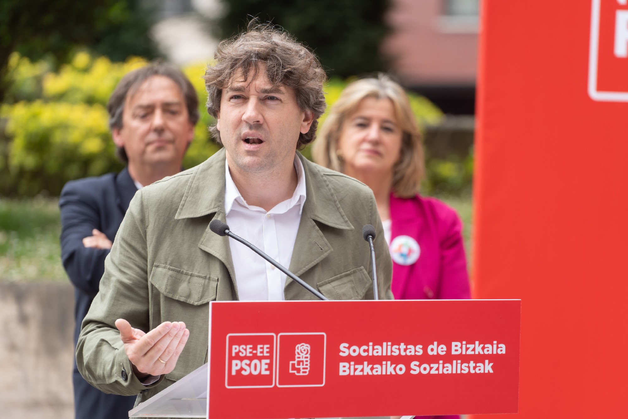 El Secretario General del PSE-EE, Eneko Andueza, acompañado por la candidata a diputada general de Bizkaia, Teresa Laespada, y el candidato a la alcaldía de Etxebarri, Iñaki Martínez | Foto: Socialistas Vascos