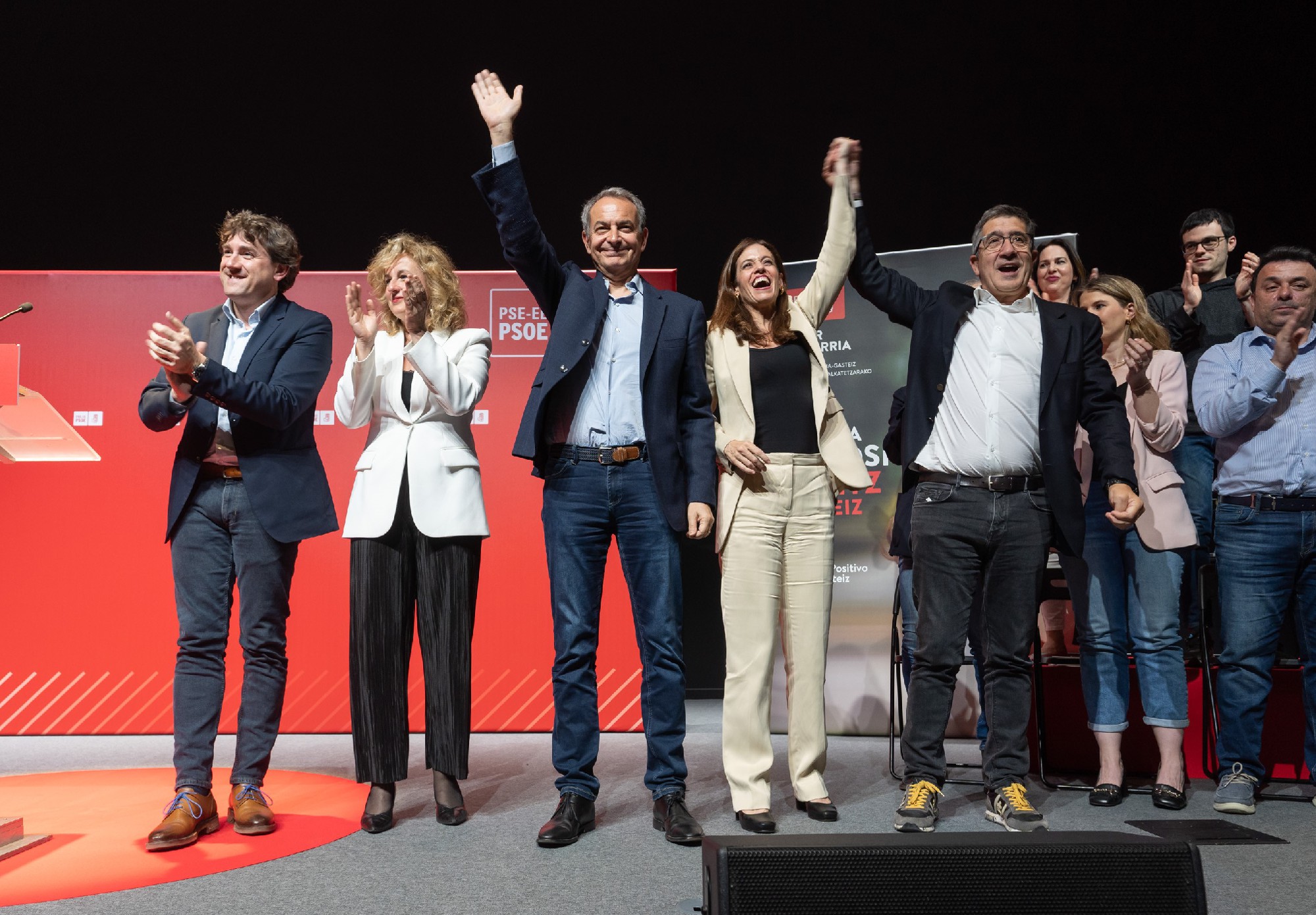 El Secretario General del PSE-EE, Eneko Andueza, junto al expresidente del Gobierno de España, José Luis Rodríguez Zapatero, el portavoz del PSOE en el Congreso, Patxi López, la candidata a diputada general de Álava, Cristina González, y la candidata a la alcaldía de Vitoria-Gasteiz, Maider Etxebarria | Foto: Socialistas Vascos