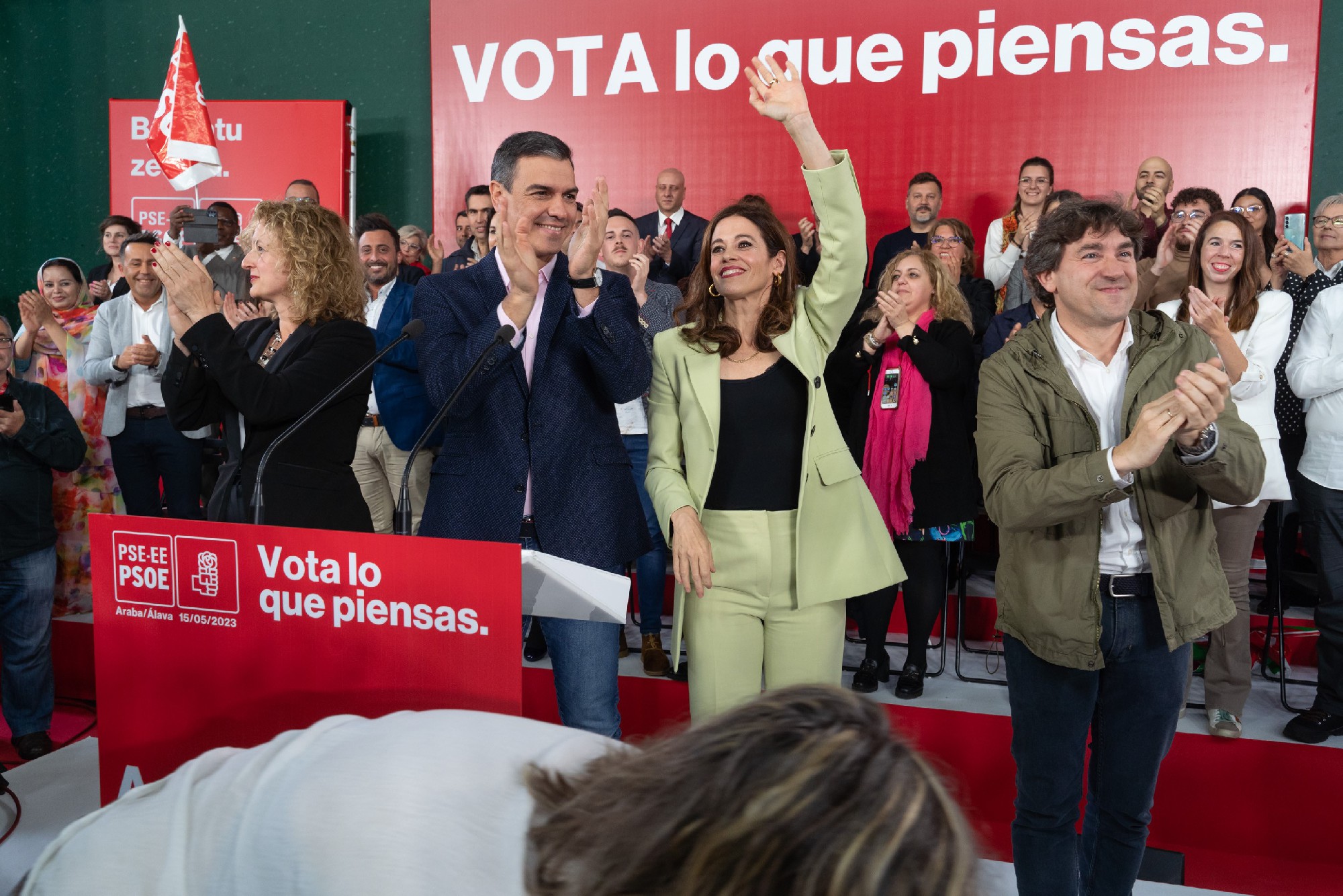El Secretario General del PSE-EE, Eneko Andueza, junto al presidente del Gobierno, Pedro Sánchez, la candidata a diputada general de Álava, Cristina González, y la candidata a la alcaldía de Vitoria-Gasteiz, Maider Etxebarria  | Foto: Socialistas Vascos