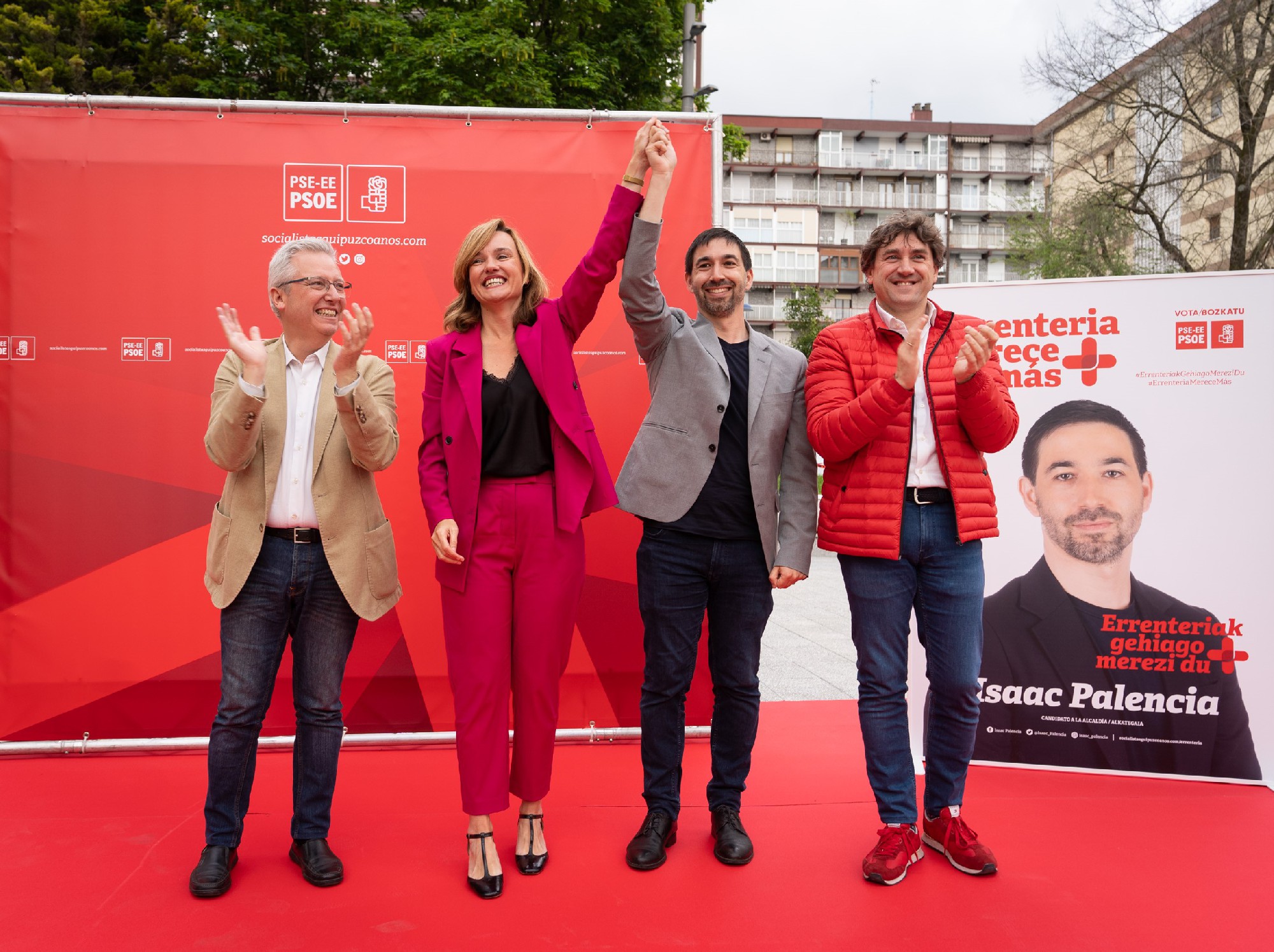 El Secretario General del PSE-EE, Eneko Andueza, junto a la ministra de Educación y Formación Profesional, Pilar Alegría, el candidato a diputado general de Gipuzkoa, José Ignacio Asensio, y el candidato a la Alcaldía de Rentería, Isaac Palencia  | Foto: Socialistas Vascos