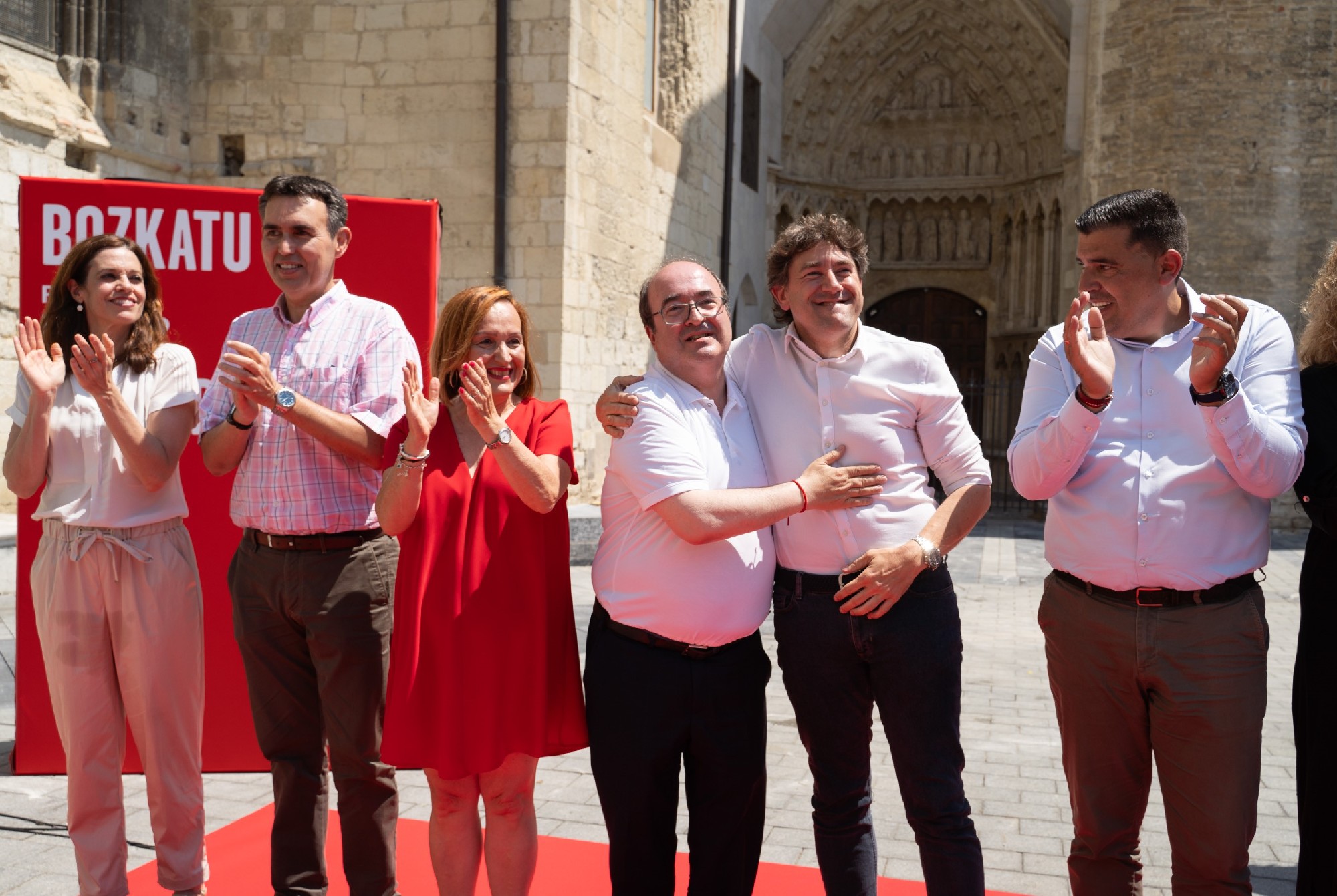 El Secretario General del PSE-EE, Eneko Andueza, acompañado por el ministro de Educación y Deporte, Miquel Iceta, y los candidatos alaveses al Congreso y el Senado, Dani Senderos y Julia Liberal | Foto: Socialistas Vascos