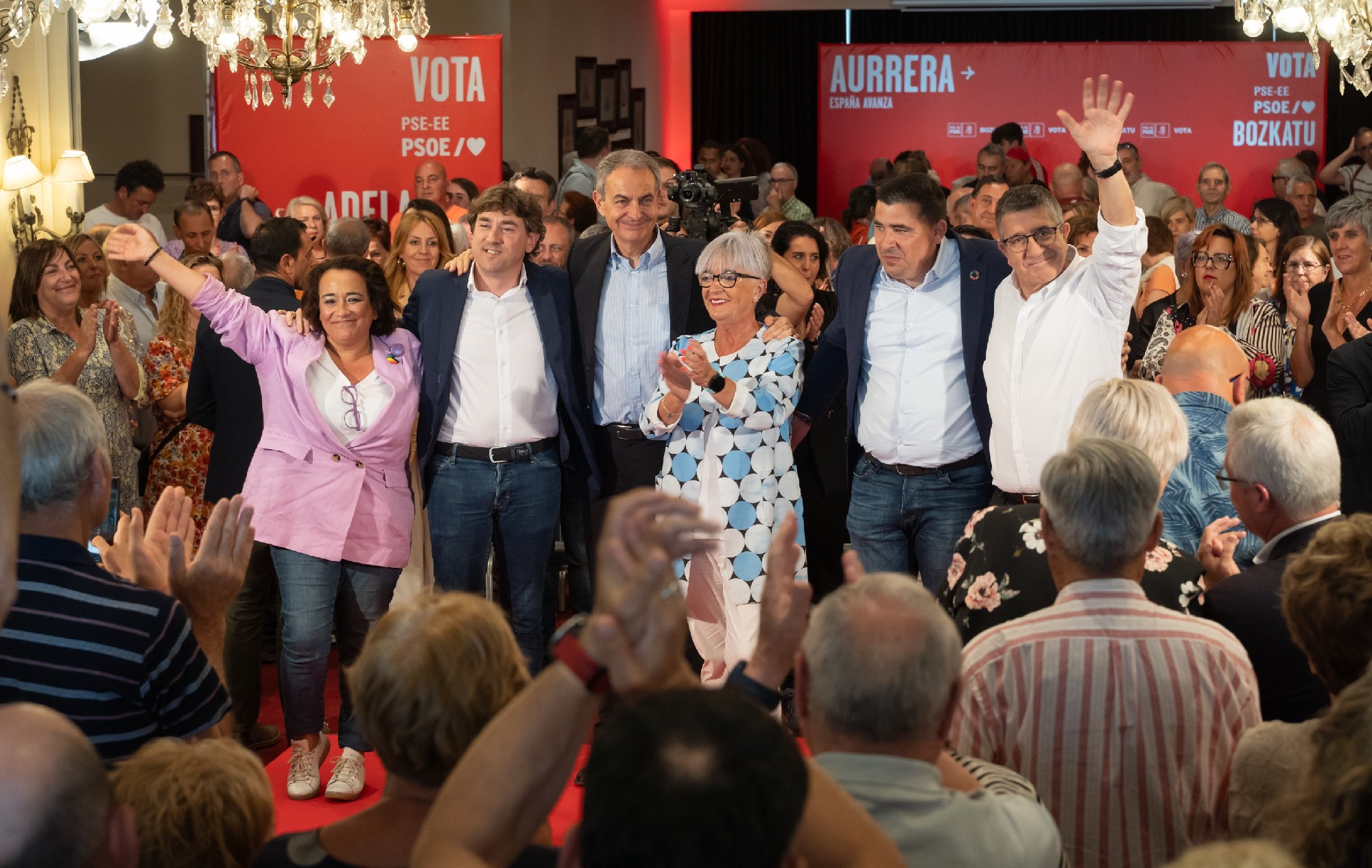 El Secretario General del PSE-EE, Eneko Andueza, acompañado por el ex presidente del Gobierno, José Luis Rodríguez Zapatero, los cabezas de lista al Congreso por Gipuzkoa, Bizkaia y Álava, Rafaela Romero, Patxi López y Dani Senderos, y la cabeza de lista por Gipuzkoa al Senado, Izaskun Gómez | Foto: Socialistas Vascos