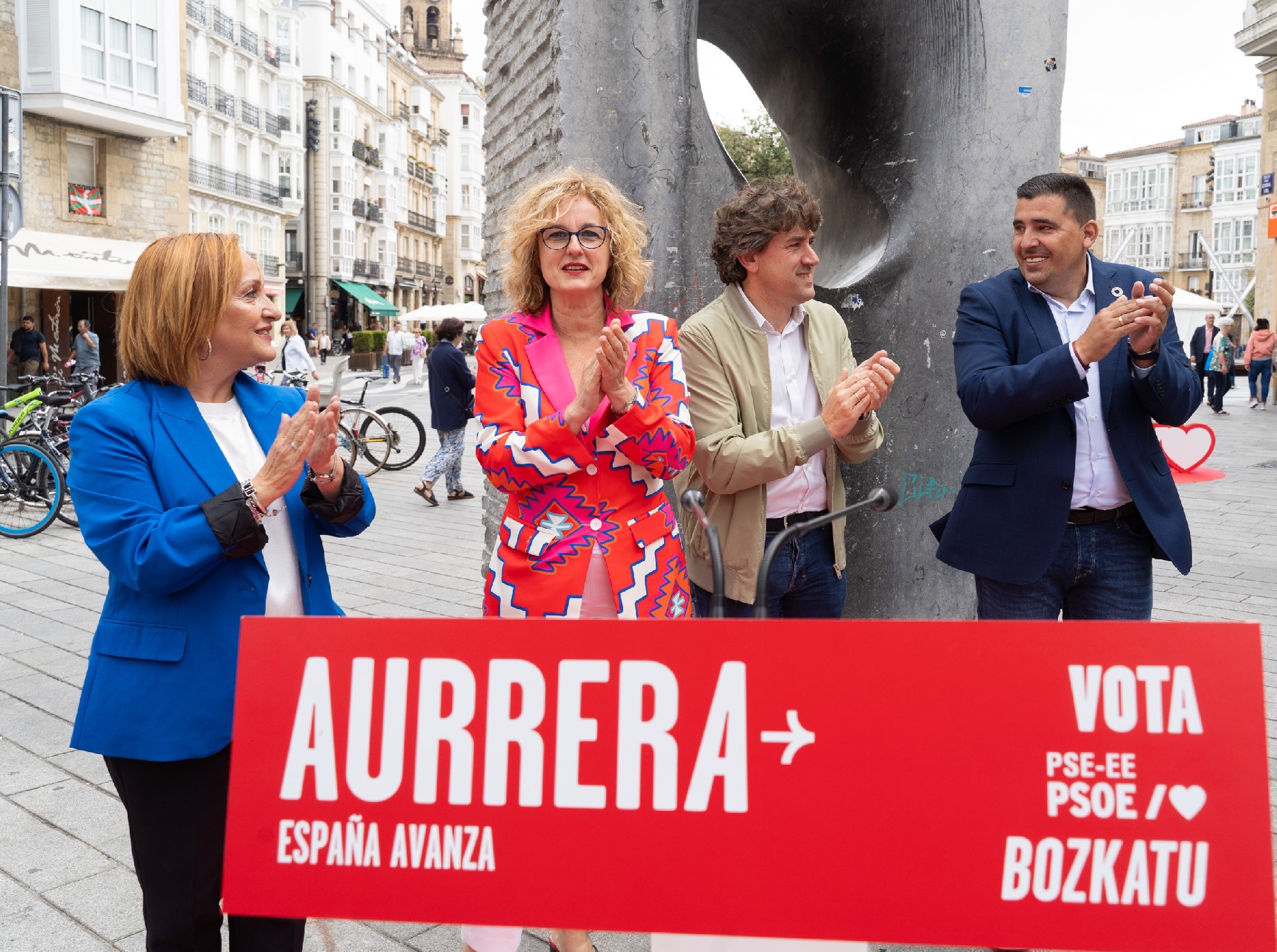 El Secretario General del PSE-EE, Eneko Andueza, junto a los cabeza de lista al Congreso y el Senado por Álava, Dani Senderos y Julia Liberal, y la Secretaria General del PSE-EE de Álava, Cristina González | Foto: Socialistas Vascos