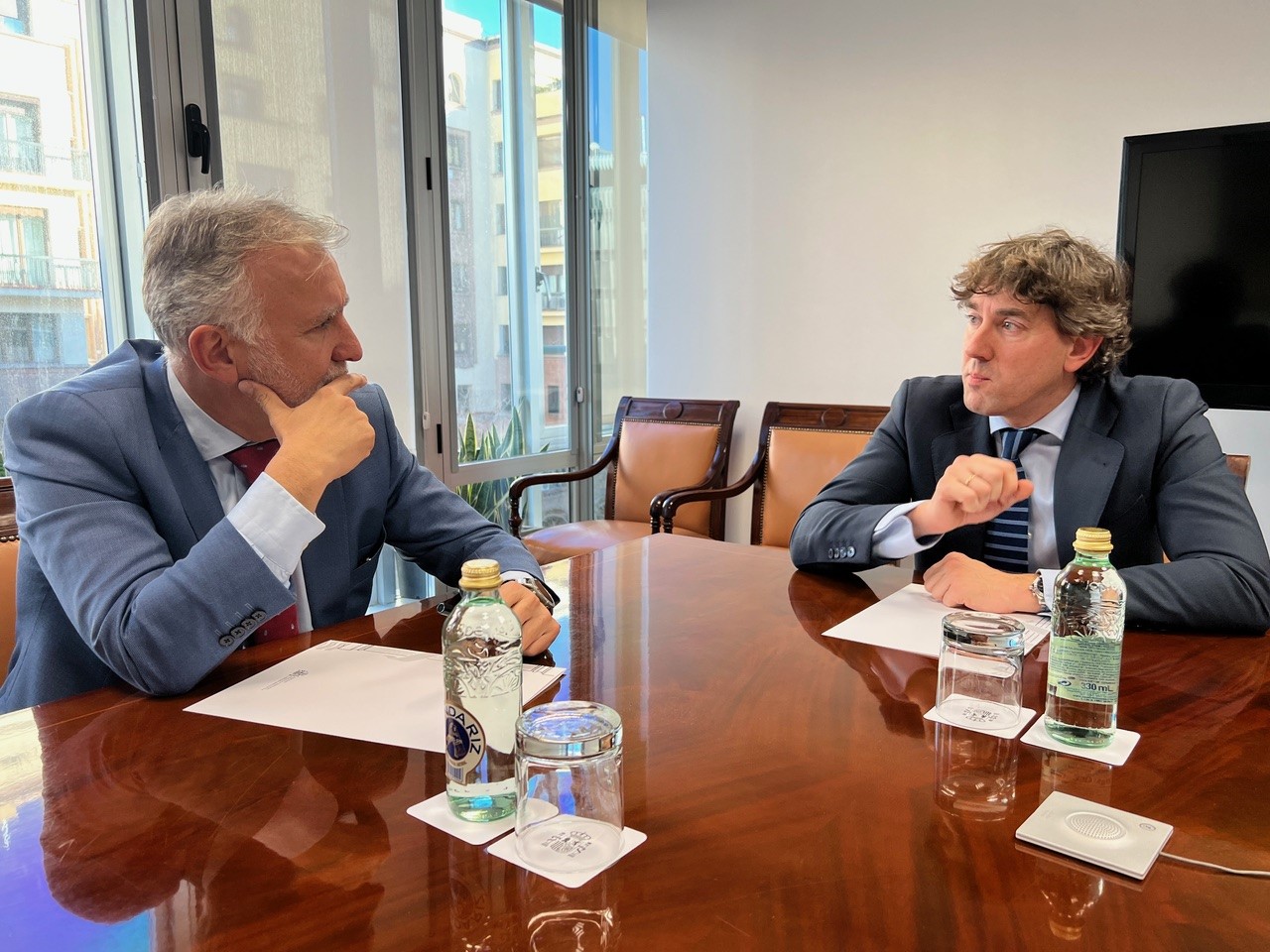 El Secretario General del PSE-EE, Eneko Andueza, conversando con el ministro de Política Territorial y Memoria Democrática, Ángel Víctor Torres, en Madrid | Foto: Socialistas Vascos
