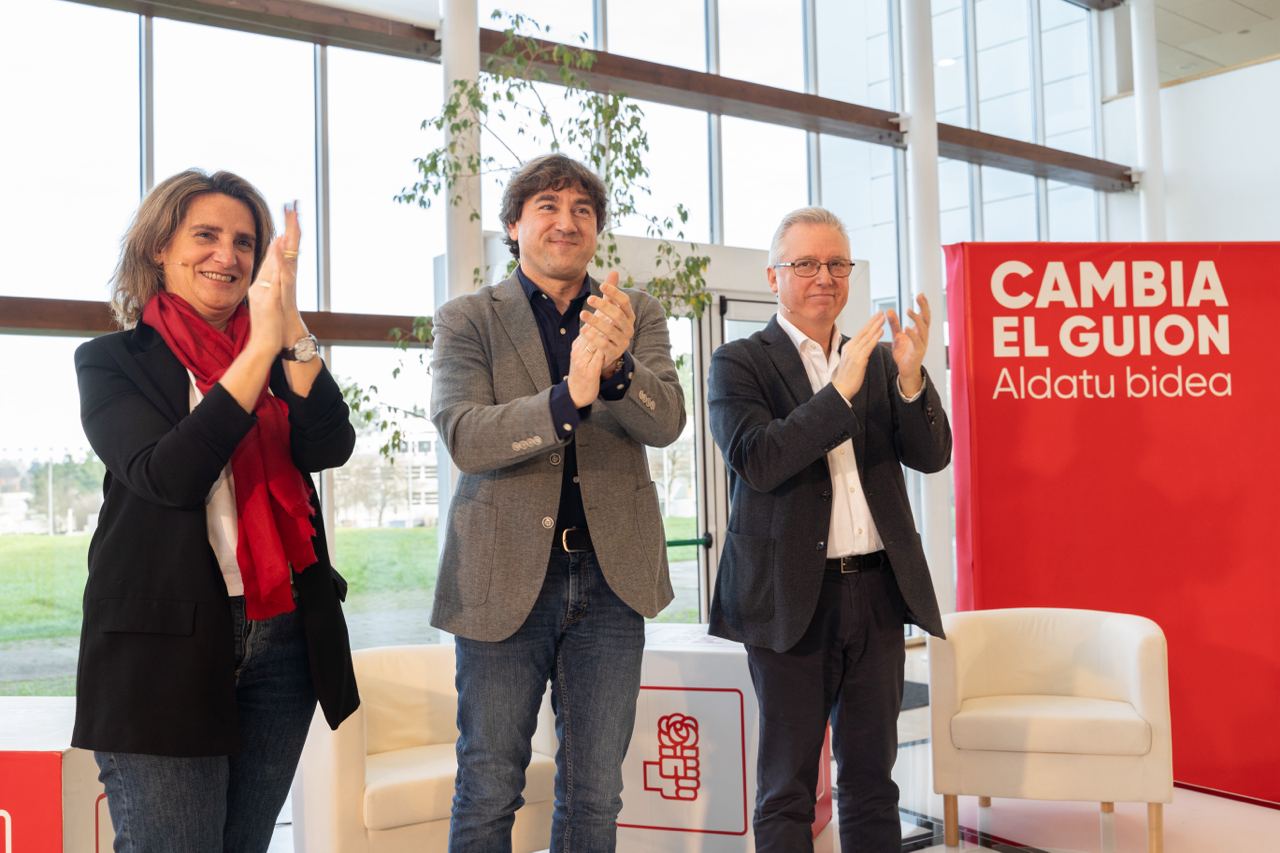 El Secretario General del PSE-EE, Eneko Andueza, acompañado  por la vicepresidenta Teresa Ribera y el Diputado Foral José Ignacio Asensio, en la jornada “Cambia el guion del modelo de crecimiento” celebrada en San Sebastián | Foto: Socialistas Vascos