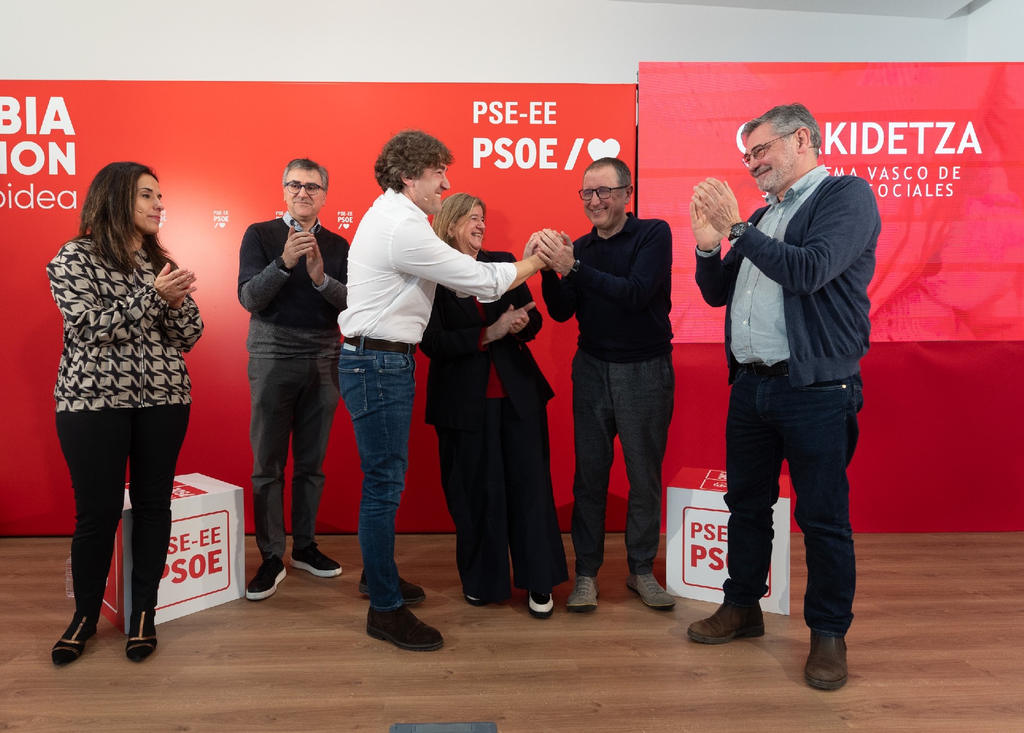 El Secretario General del PSE-EE, Eneko Andueza, junto a la directora de Prestaciones e Inclusión de Lanbide, Sara Buesa, el director de Inclusión Social de la Diputación de Bizkaia, Oscar Seco, la diputada de Empleo, Cohesión Social e Igualdad de Bizkaia, Teresa Laespada, el consultor social Fernando Fantova, y el viceconsejero de Empleo, Alfonso Gurpegui | Foto: Socialistas Vascos