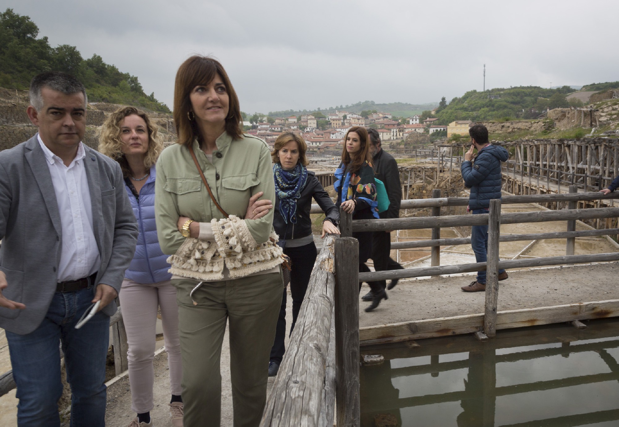 Idoia Mendia, Miguel &Aacute;ngel Morales, Sonia P&eacute;rez, Cristina Gonz&aacute;lez y Maider Etxebarria en Salinas de A&ntilde;ana | Foto: Socialistas Vascos.