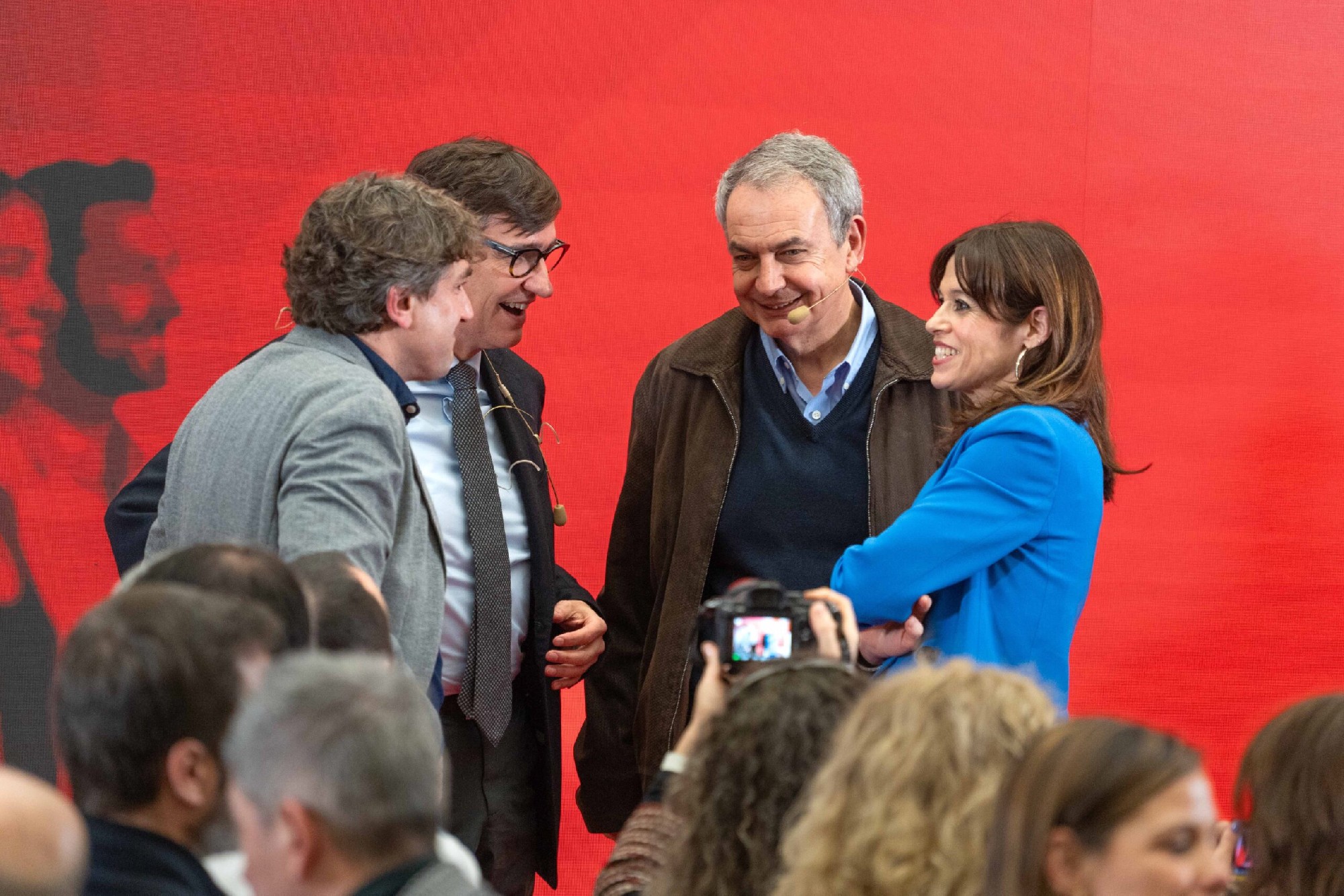 El expresidente del Gobierno de Espa&ntilde;a, Jos&eacute; Luis Rodr&iacute;guez Zapatero, conversando con el Secretario General del PSE-EE, Eneko Andueza, el president de la Generalitat de Catalunya, Salvador Illa, y la alcaldesa de Vitoria-Gasteiz, Maider Etxebarria | Foto: Socialistas Vascos