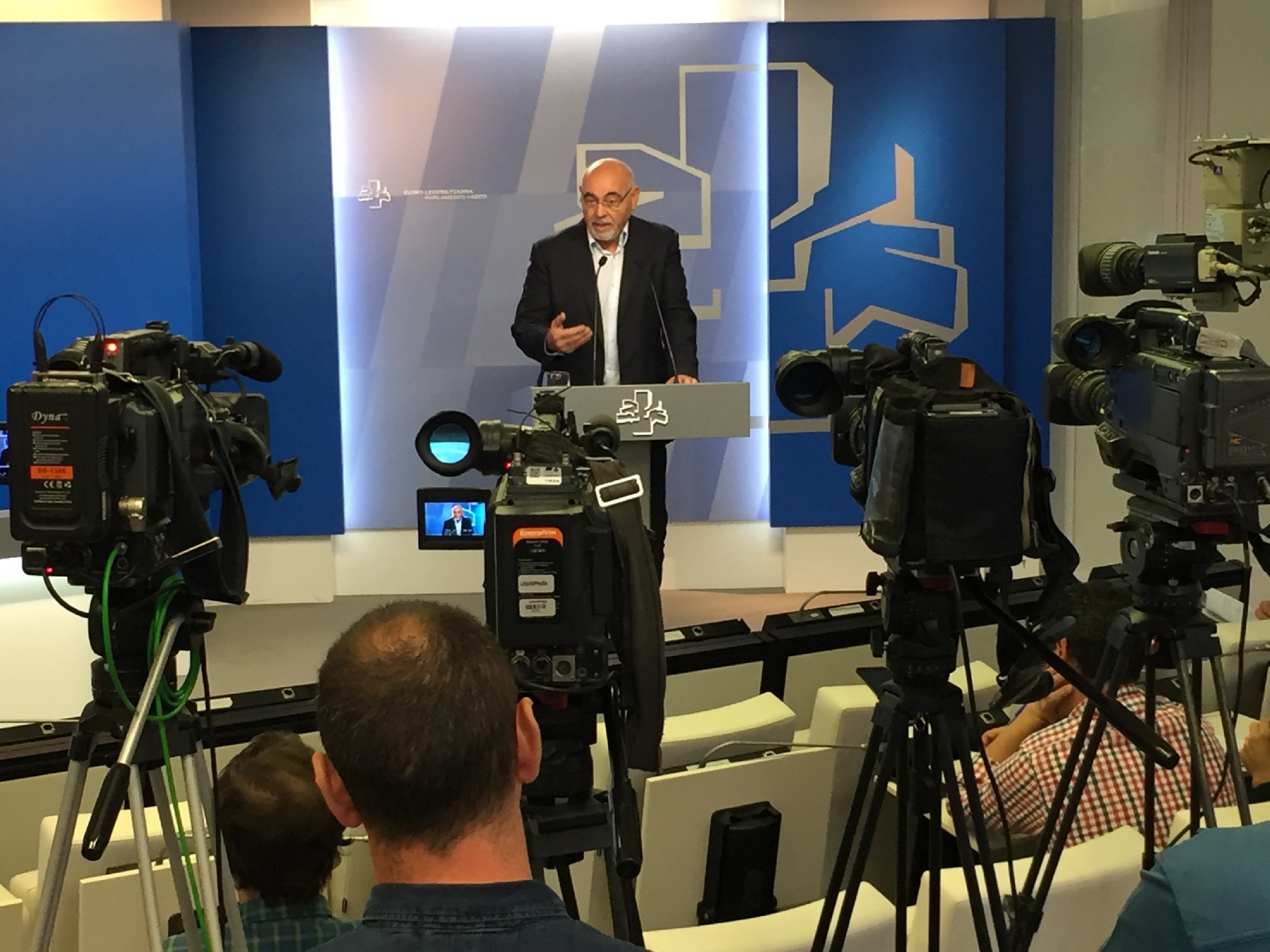 El portavoz parlamentario del PSE-EE, Jos&eacute; Antonio Pastor, durante la rueda de prensa que ha ofrecido esta ma&ntilde;ana en el Parlamento Vasco (Vitoria-Gasteiz) | Foto: Socialistas Vascos.