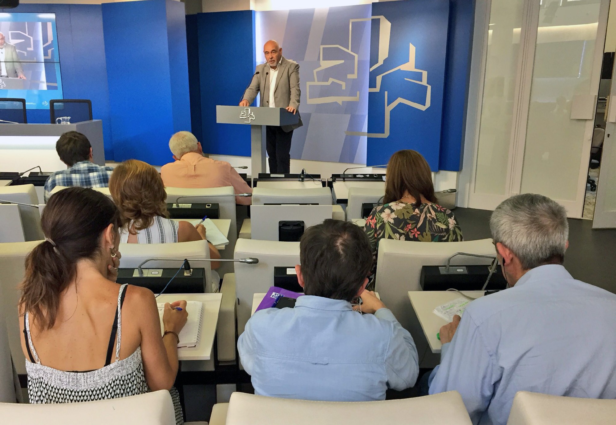 El portavoz parlamentario del PSE-EE, Jos&eacute; Antonio Pastor, durante la rueda de prensa que ha ofrecido esta ma&ntilde;ana en el Parlamento Vasco (Vitoria-Gasteiz) | Foto: Socialistas Vascos.