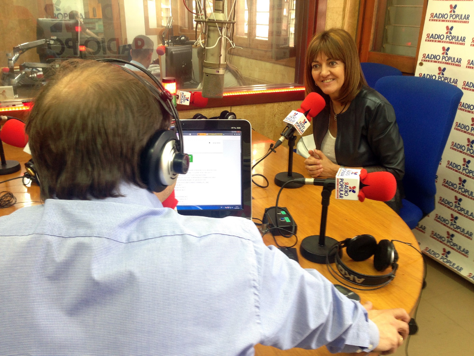 Idoia Mendia en los estudios de Radio Popular.