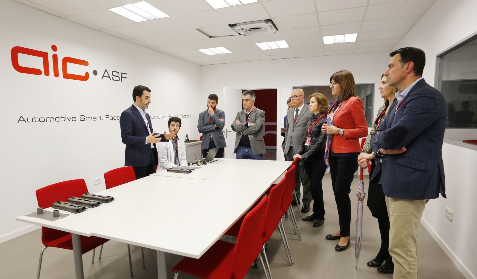 Una delegaci&oacute;n del PSE-EE, encabezada por Idoia Mendia, visita el centro AIC de Amorebieta. | Foto: Socialistas Vascos
