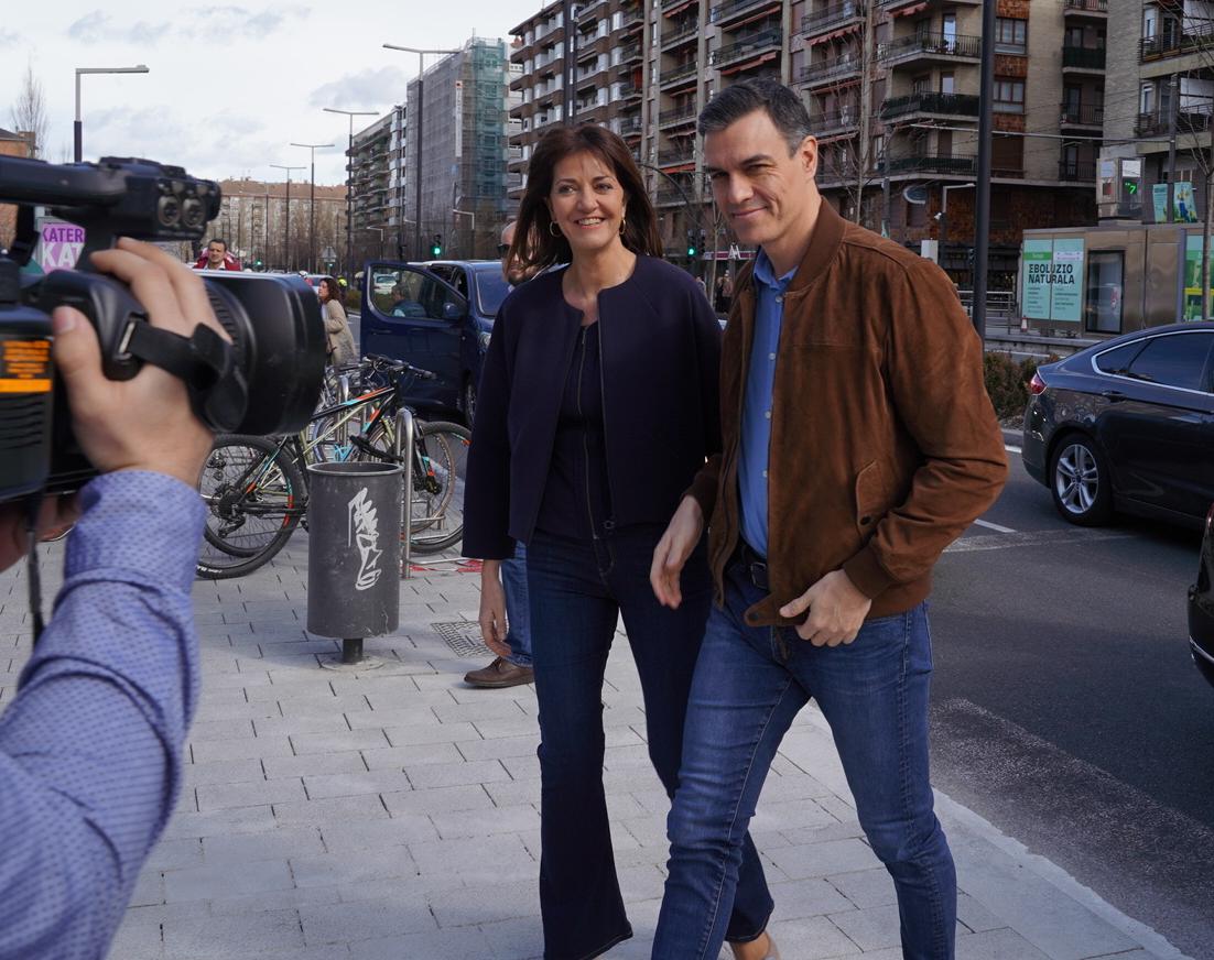 Idoia Mendia y Pedro S&aacute;nchez acceden al acto celebrado en Vitoria. | Foto: Socialistas Vascos