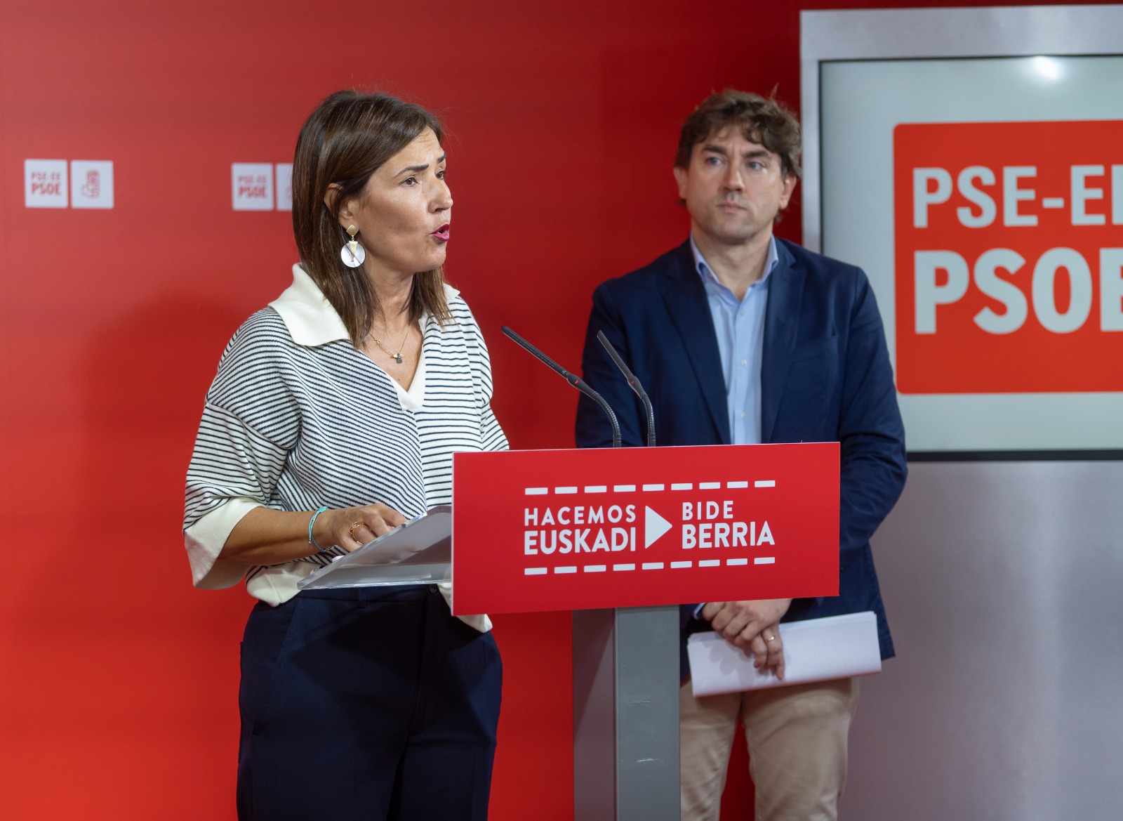 La Secretaria de Política Institucional del PSE-EE, Begoña Gil, y el Secretario General del PSE-EE, Eneko Andueza, durante la rueda de prensa del 25 de octubre celebrada en la sede del partido en Bilbao | Foto: Socialistas Vascos.