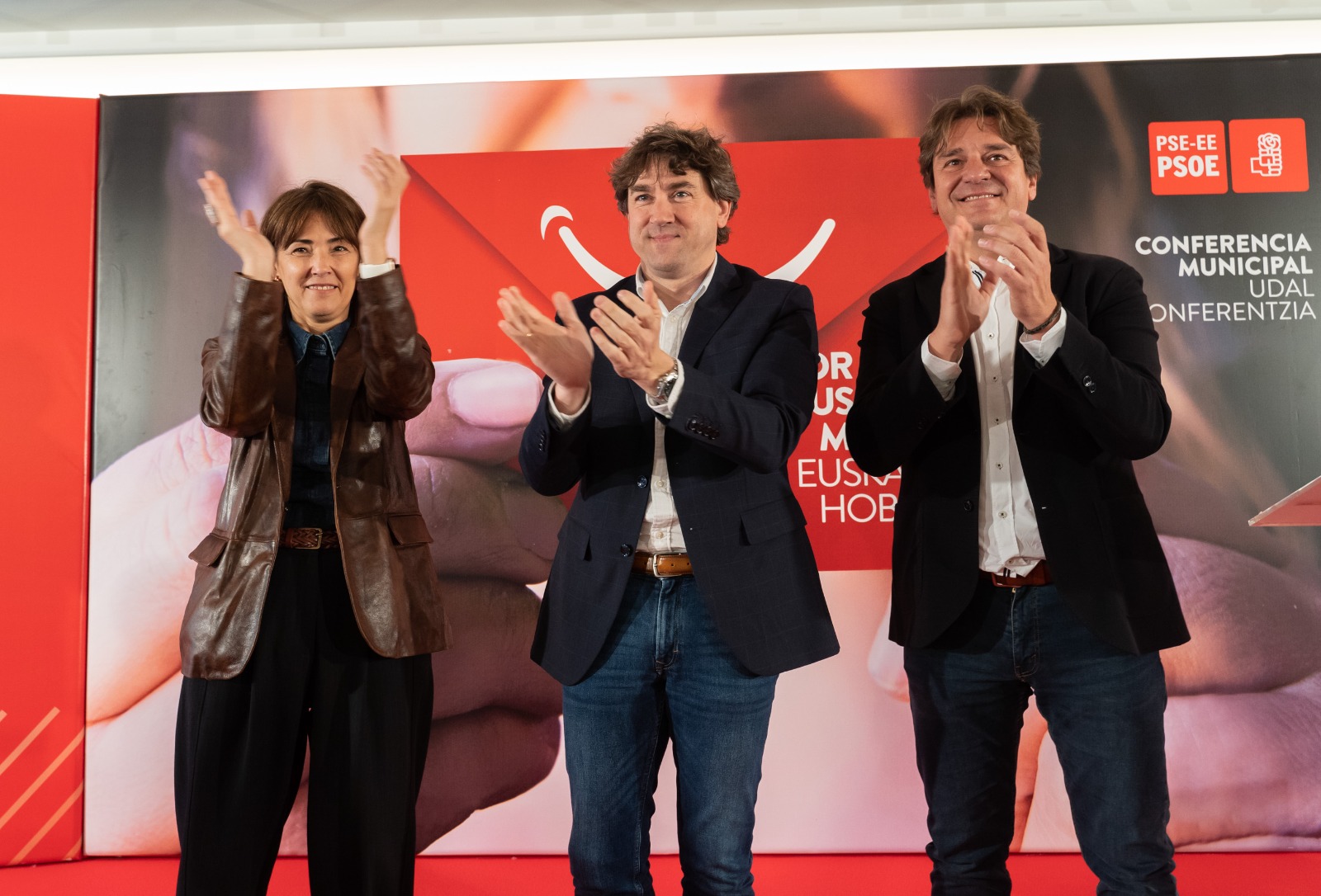 El Secretario General del PSE-EE, Eneko Andueza, junto a la Secretaría del Área de Política Institucional del PSE-EE, Begoña Gil, y el alcalde de Fuenlabrada, Javier Ayala | Foto: Socialistas Vascos
