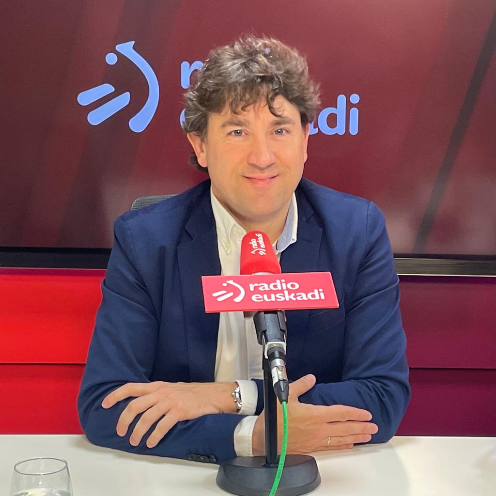 El Secretario General del PSE-EE, Eneko Andueza, durante la entrevista en Radio Euskadi | Foto: Socialistas Vascos