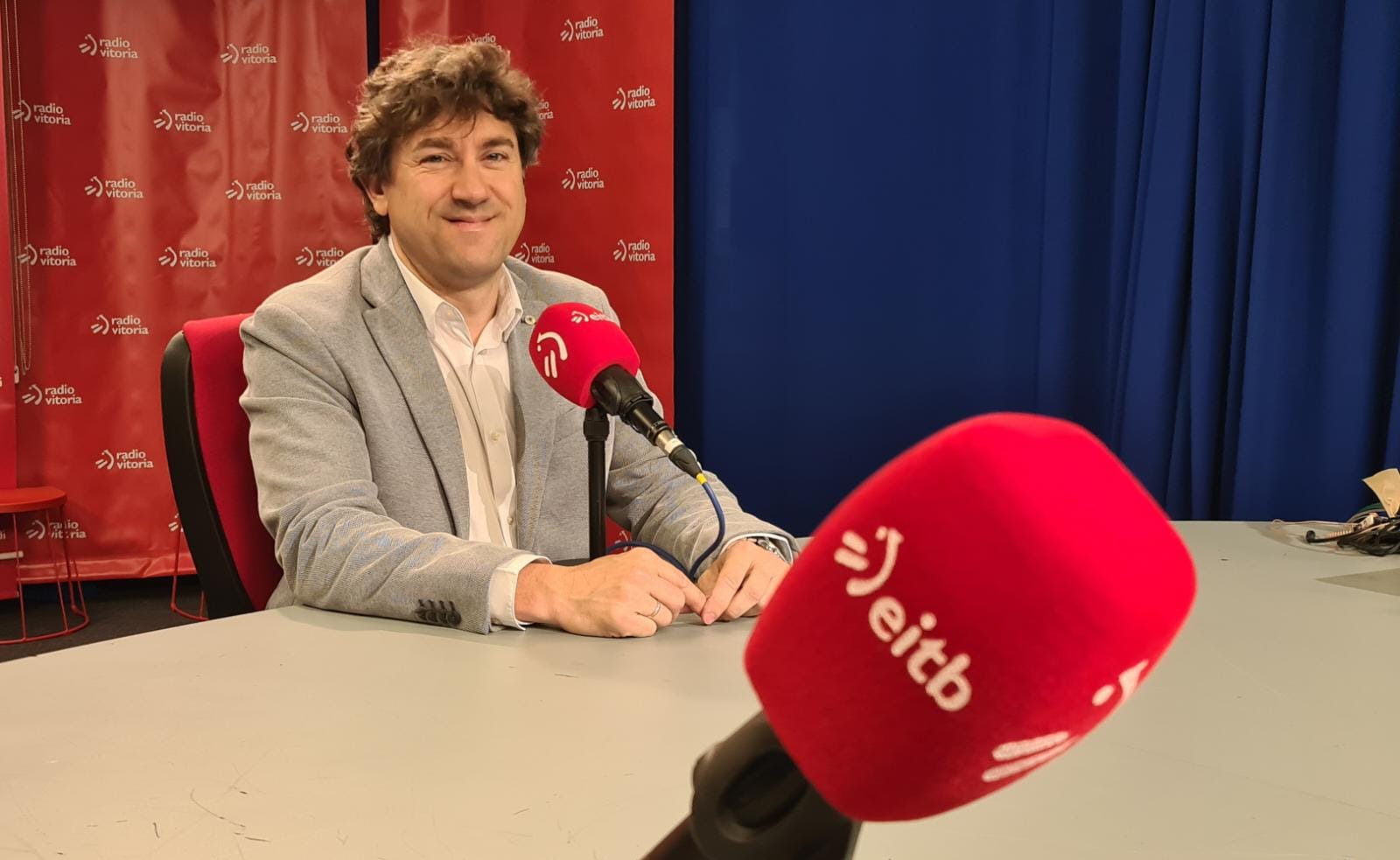 El Secretario General del PSE-EE, Eneko Andueza, durante la entrevista en Radio Euskadi | Foto: Socialistas Vascos