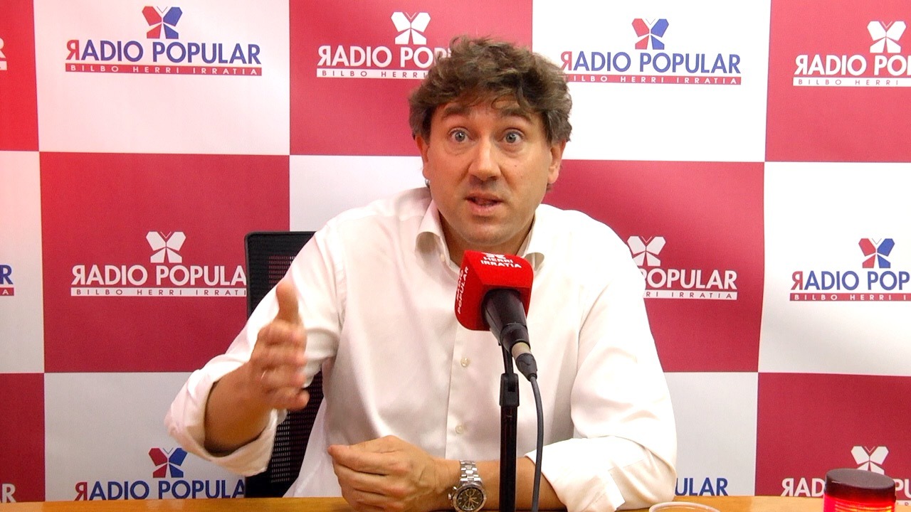 El Secretario General del PSE-EE, Eneko Andueza, durante la entrevista en Radio Popular-Herri Irratia | Foto: Socialistas Vascos