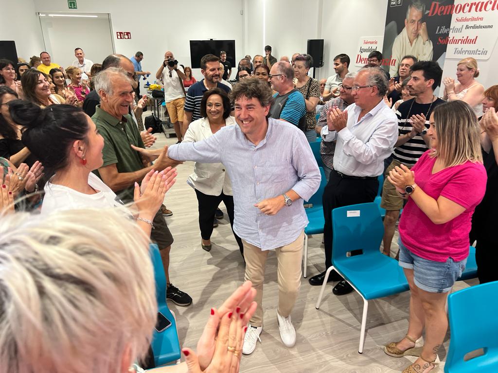 El Secretario General del PSE-EE, Eneko Andueza, acompañado por la cabeza de lista al Congreso por Gipuzkoa, Rafaela Romero, y el alcalde de Lasarte-Oria, Agustín Valdivia | Foto: Socialistas Vascos