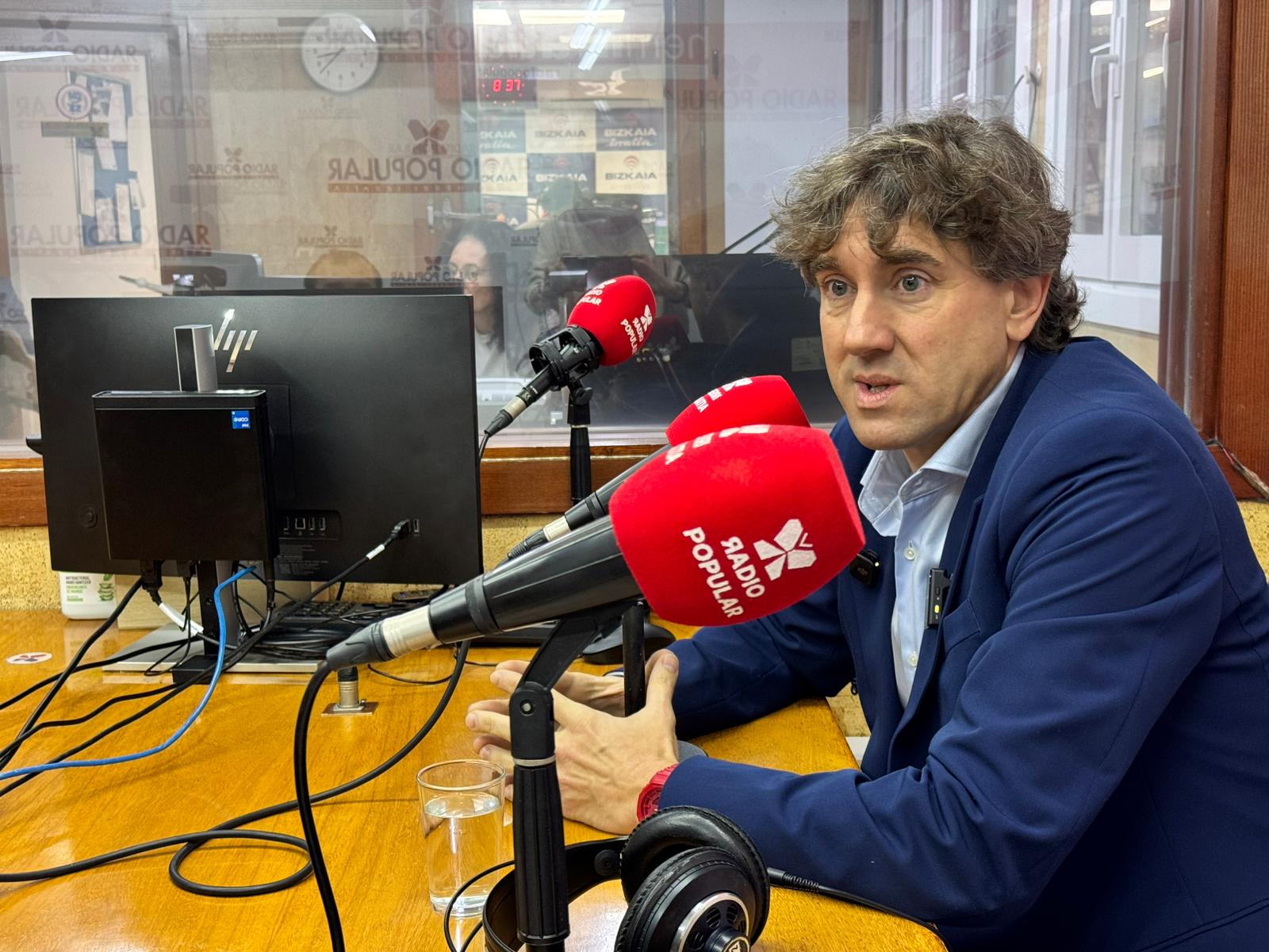 El Secretario General del PSE-EE, Eneko Andueza, durante la entrevista en Radio Popular | Foto: Socialistas Vascos
