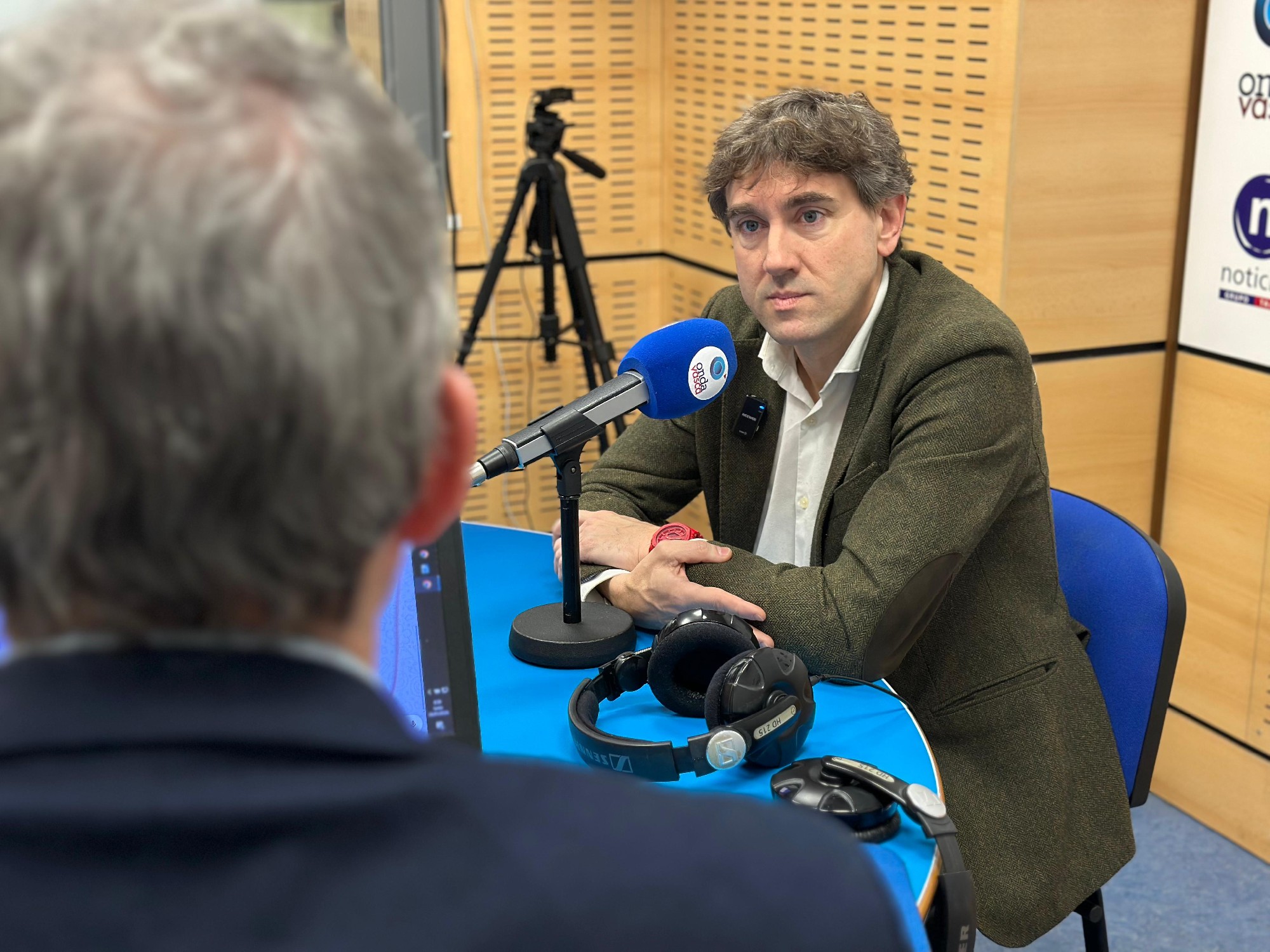 El Secretario General del PSE-EE, Eneko Andueza, durante la entrevista en Onda Vasca | Foto: Socialistas Vascos